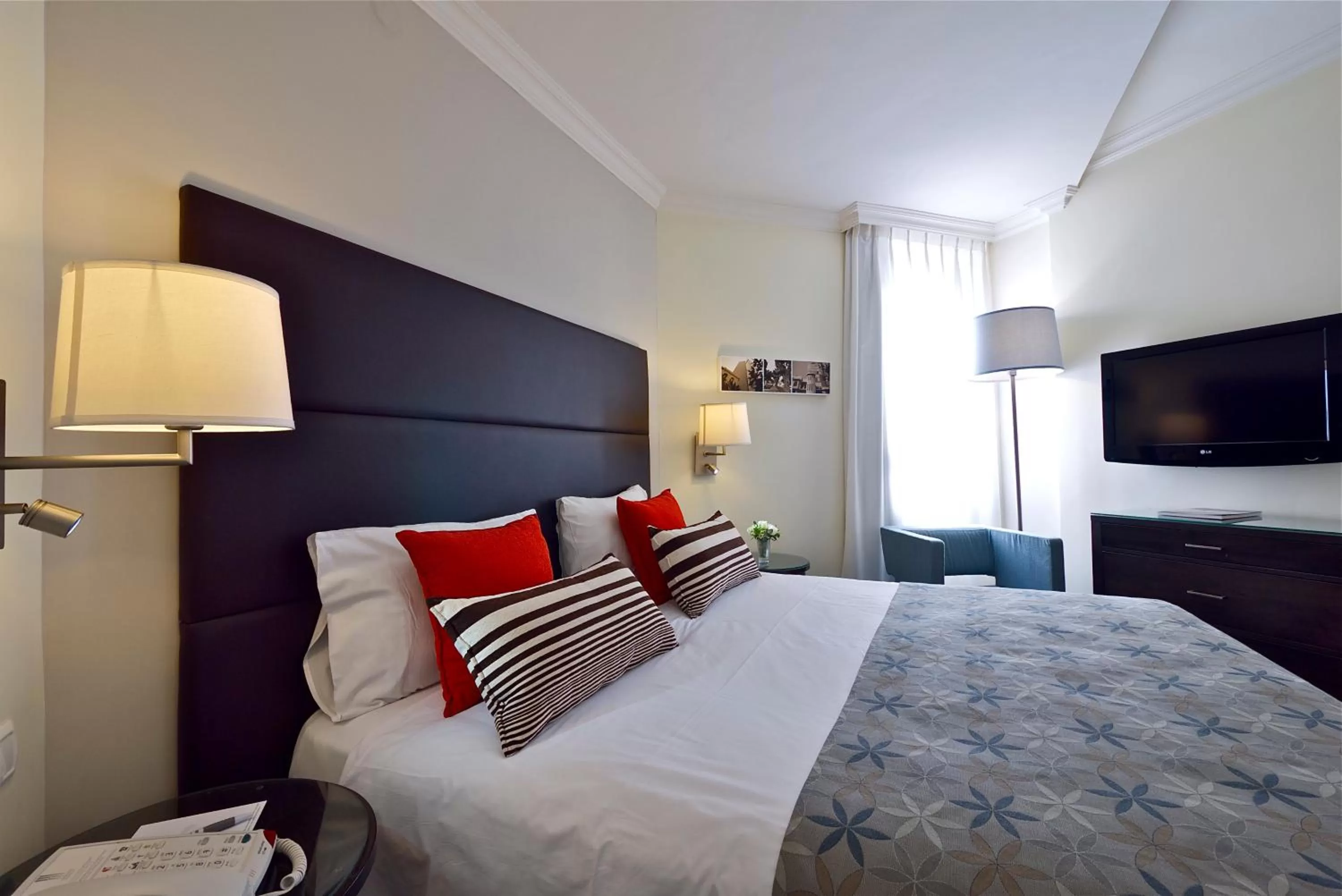 Photo of the whole room, Bed in Metropolitan Hotel