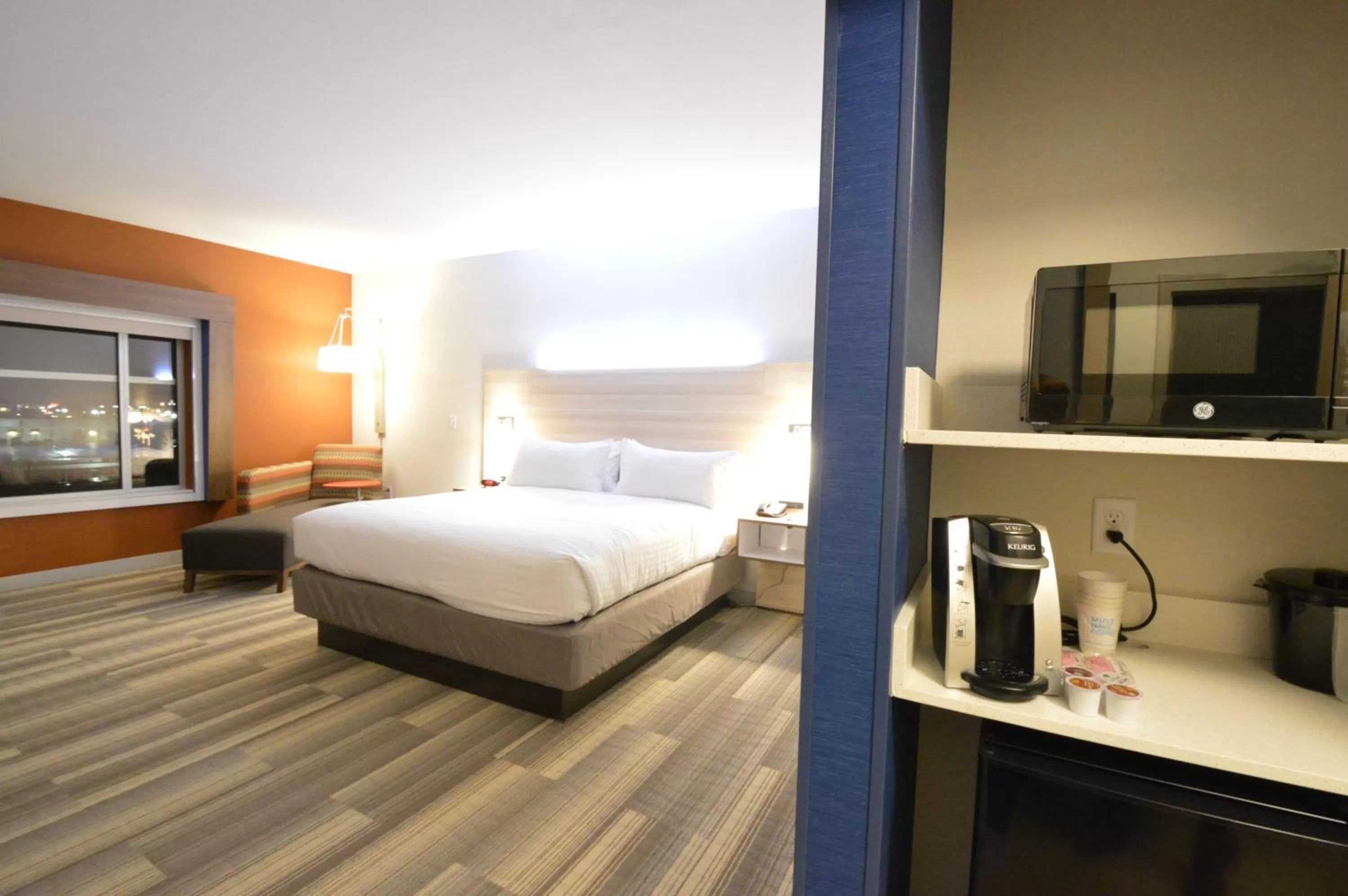 Photo of the whole room, Bed in Holiday Inn Express & Suites Toledo South - Perrysburg by IHG