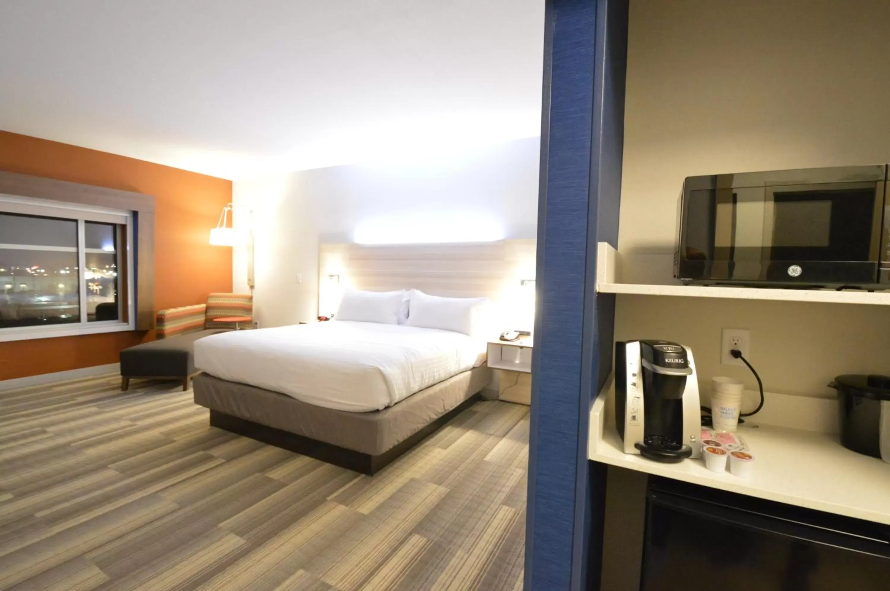 King Room - Hearing Accessible in Holiday Inn Express & Suites Toledo South - Perrysburg by IHG King Room - Hearing Accessible in Holiday Inn Express & Suites Toledo South - Perrysburg by IHG