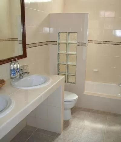 Bathroom in Long Beach Inn