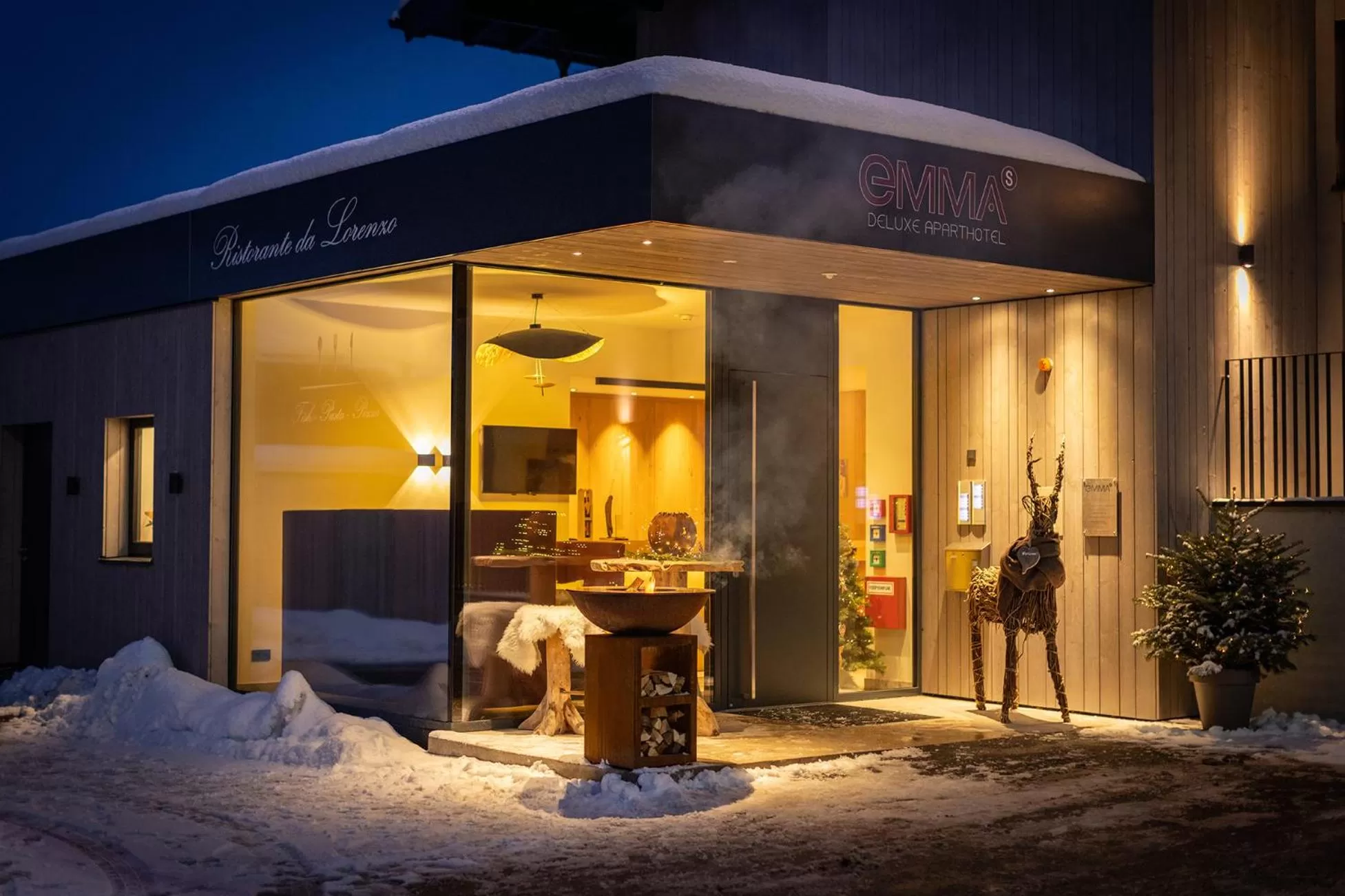 Facade/entrance in Emma Deluxe Aparthotel direkt beim Skibus