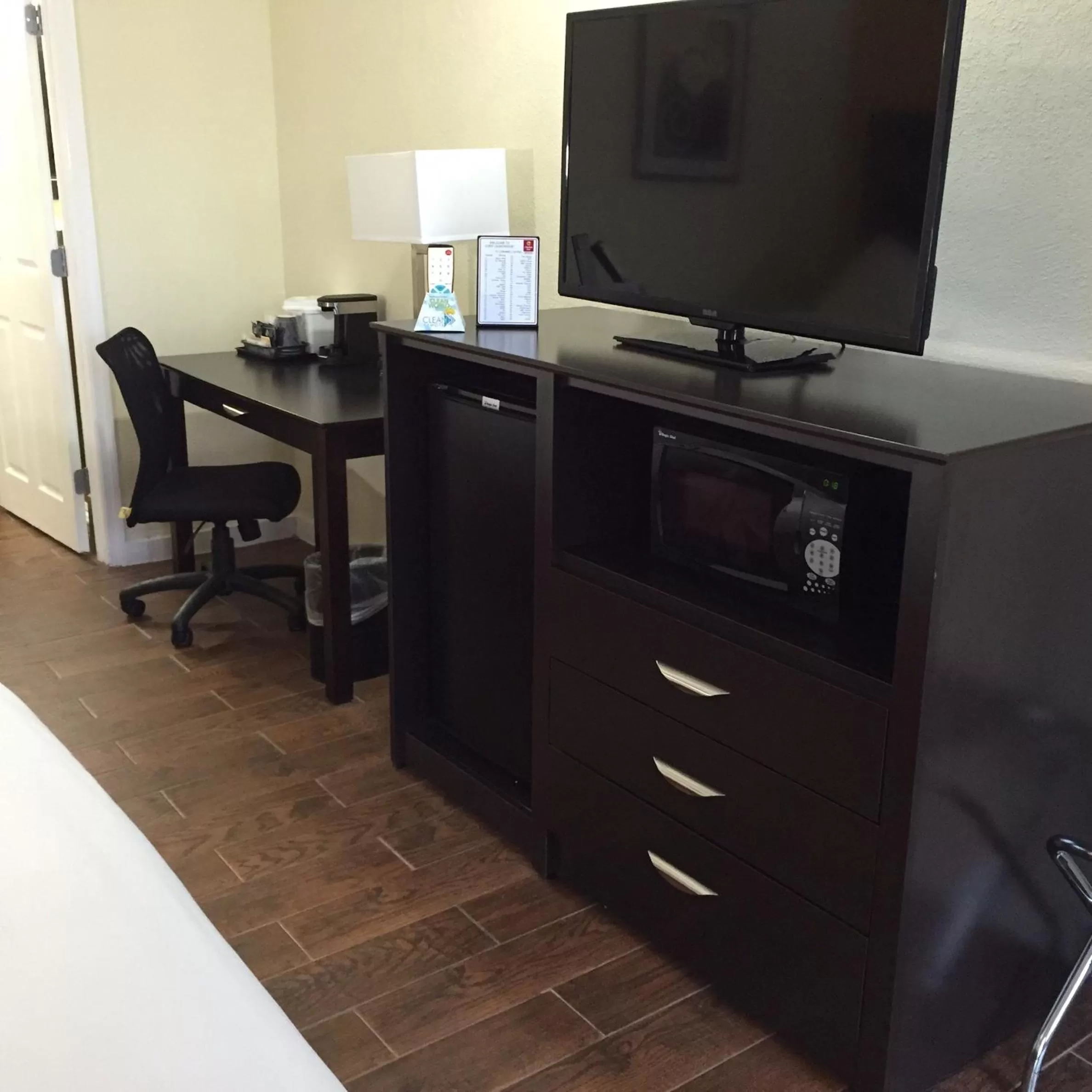 Coffee/tea facilities, TV/Entertainment Center in The Link Hotel on Sunrise