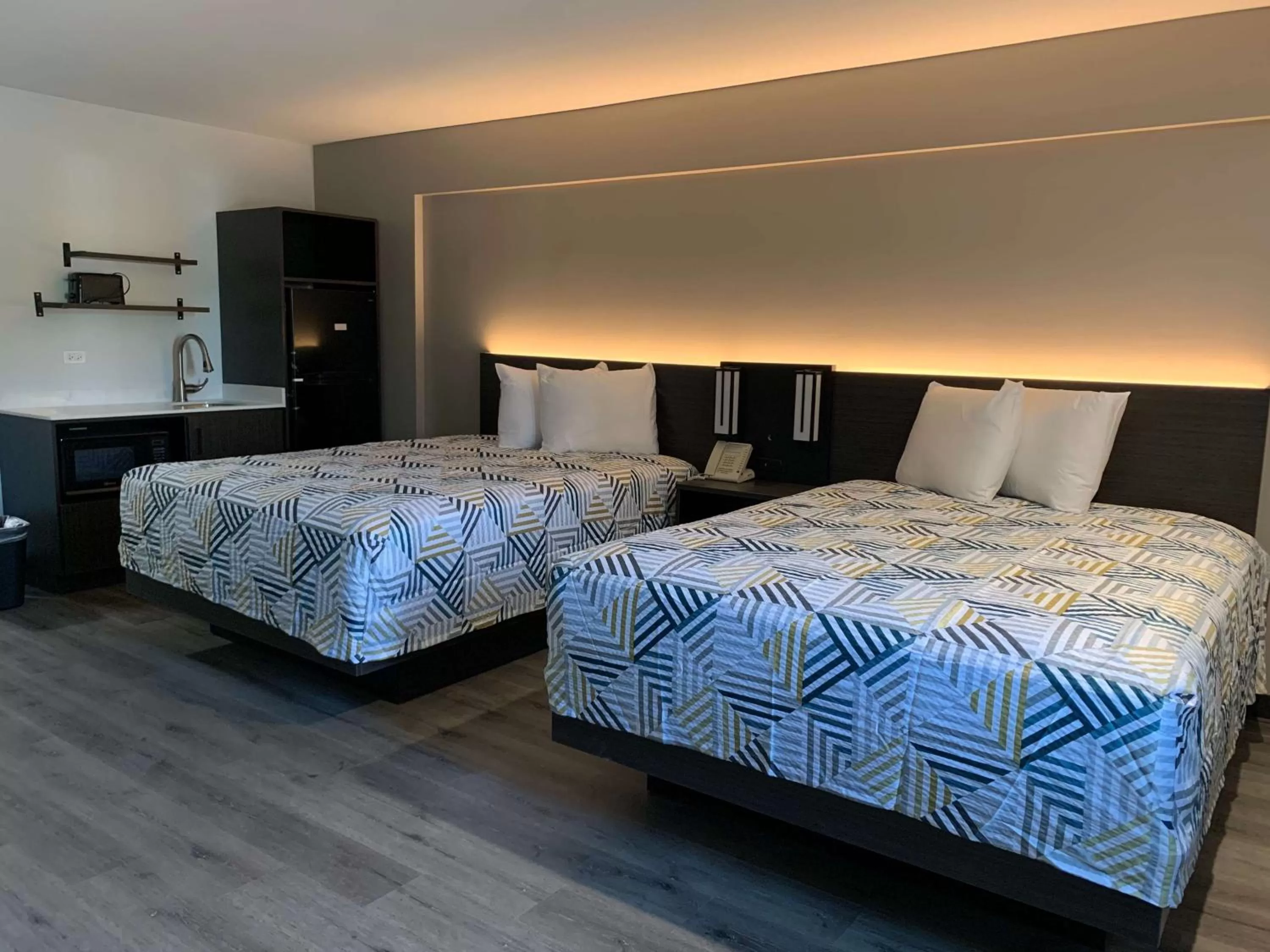 Photo of the whole room, Bed in Studio 6 Rockford