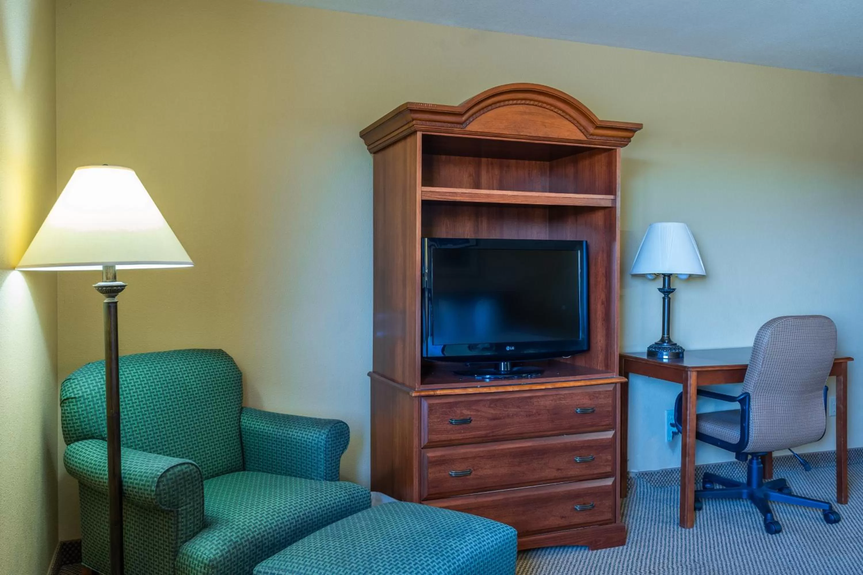 TV and multimedia in Pinedale Hotel & Suites