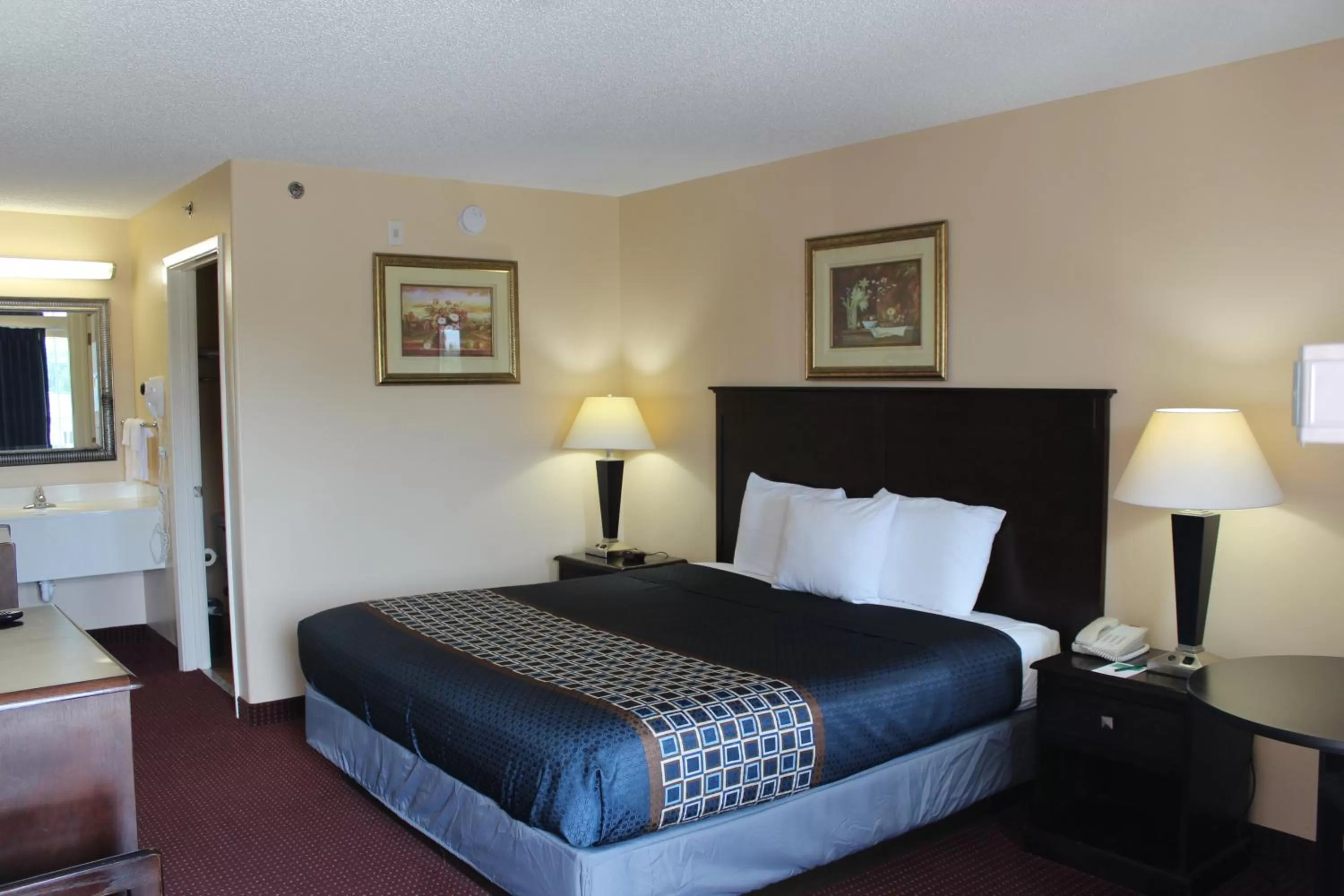 Photo of the whole room, Bed in Carom Inn Denham Springs-BatonRouge
