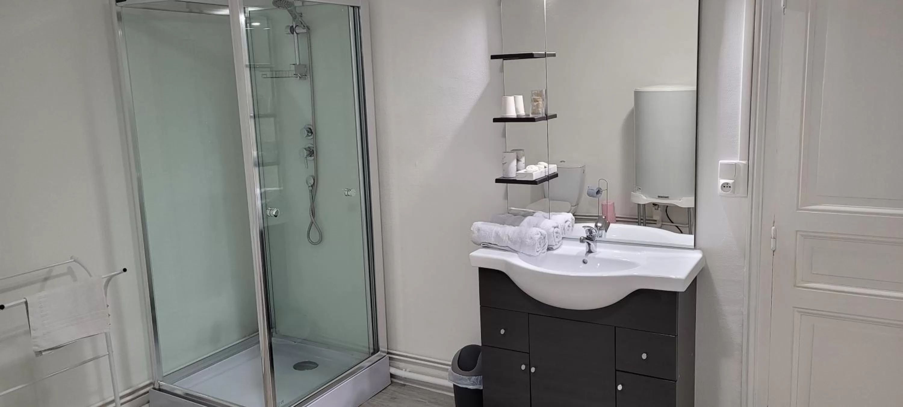 Shower in Auberge Gauloise