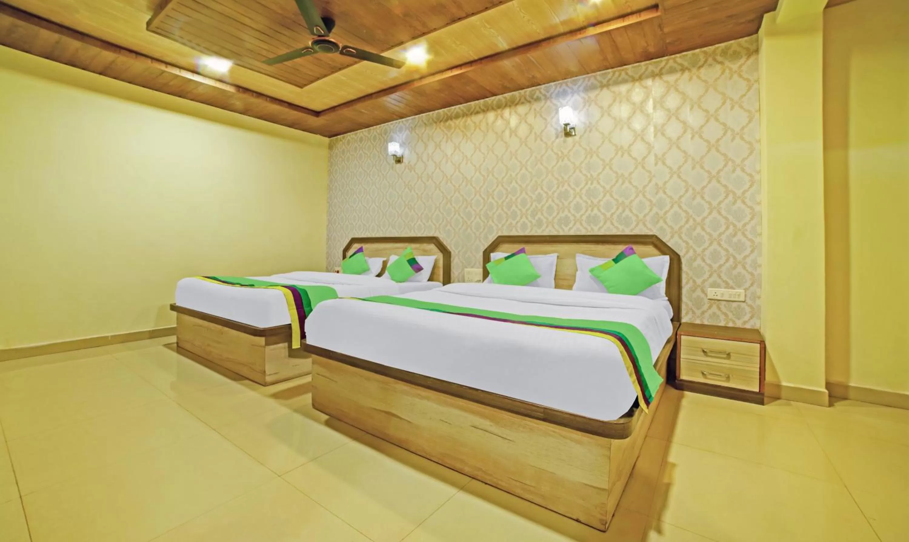 Bedroom, Bed in Treebo Balaji Excellency with Pool & Spa