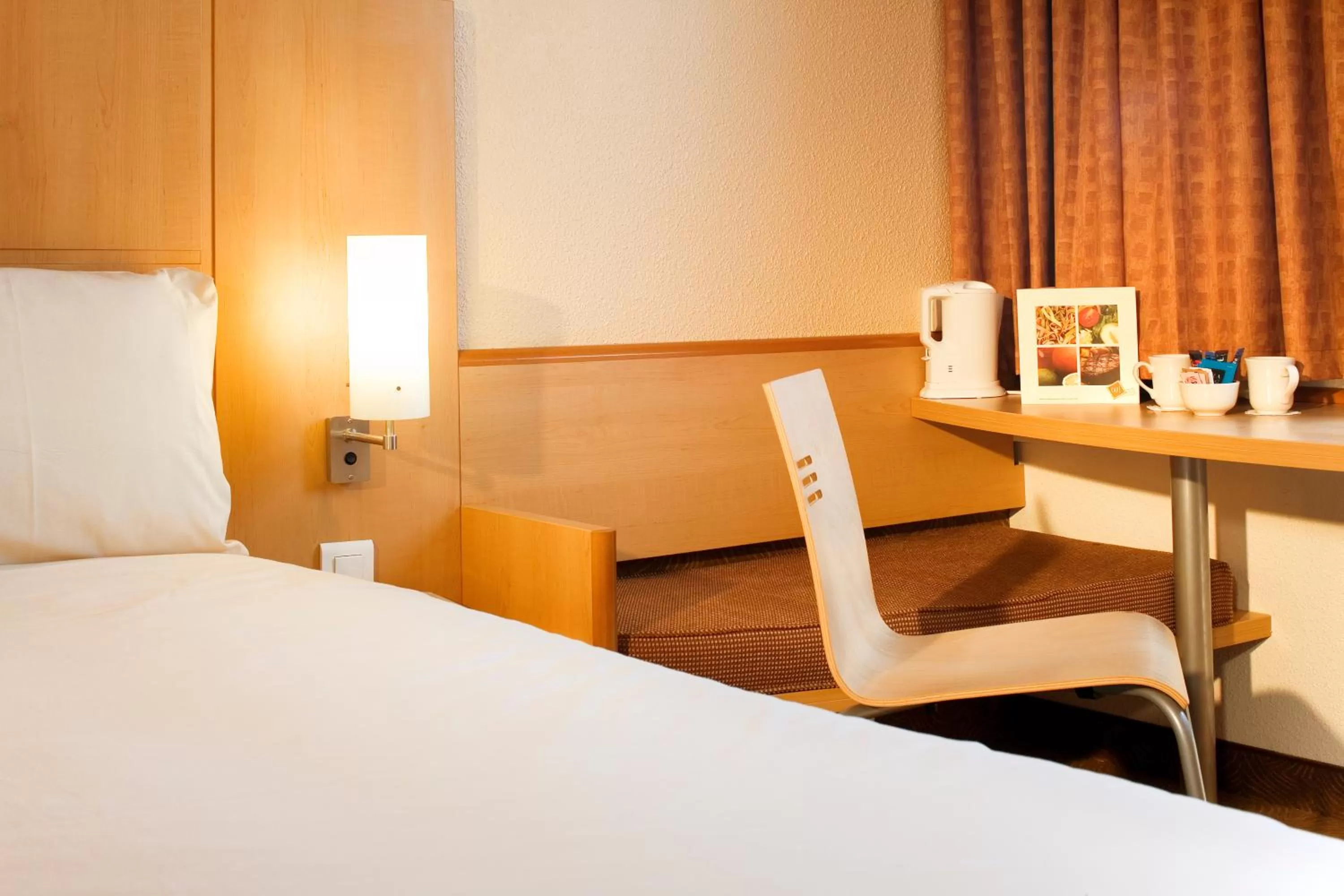 Bedroom in ibis Chesterfield North - Barlborough