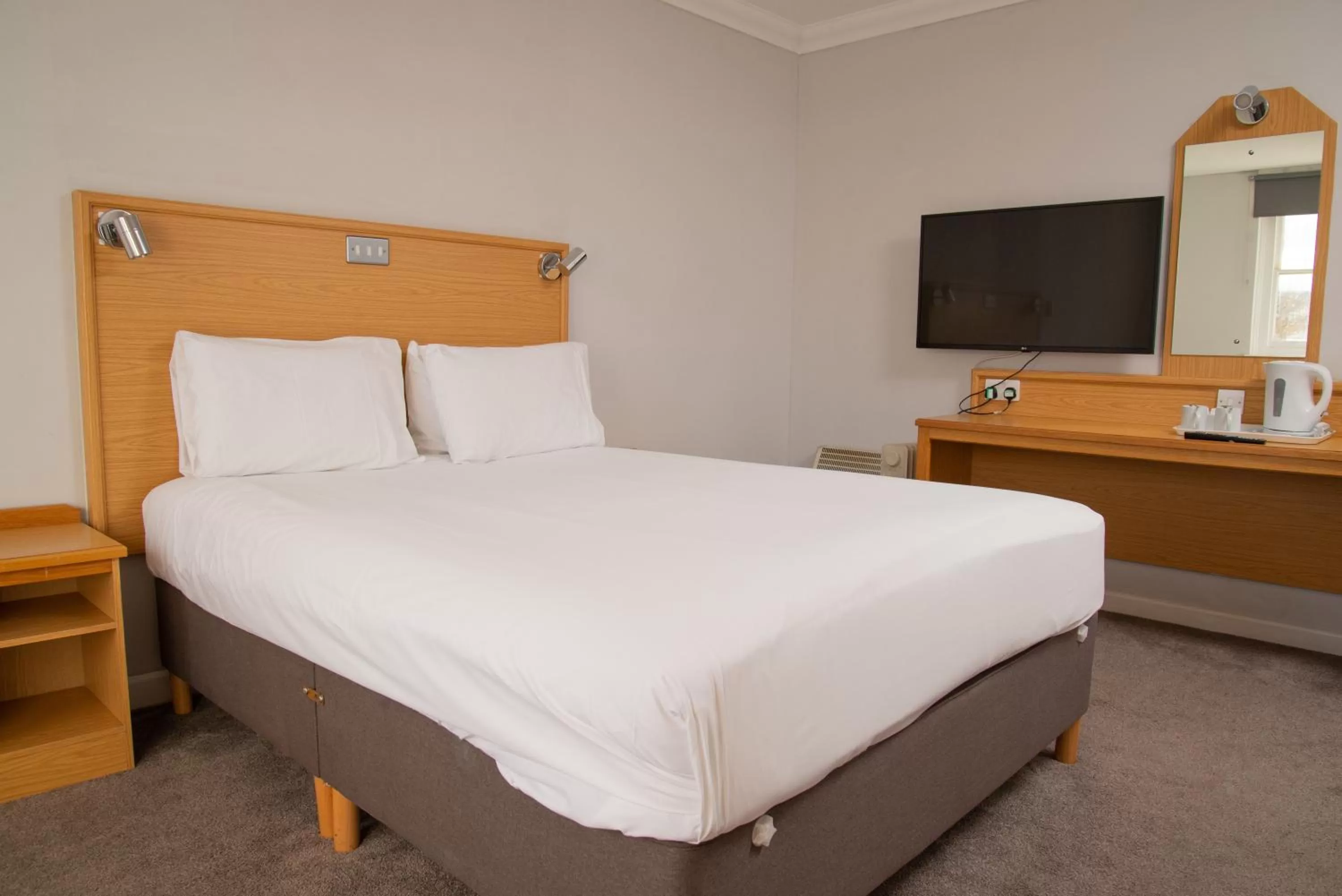 Bedroom, Bed in Royal Hotel, Bar & Grill