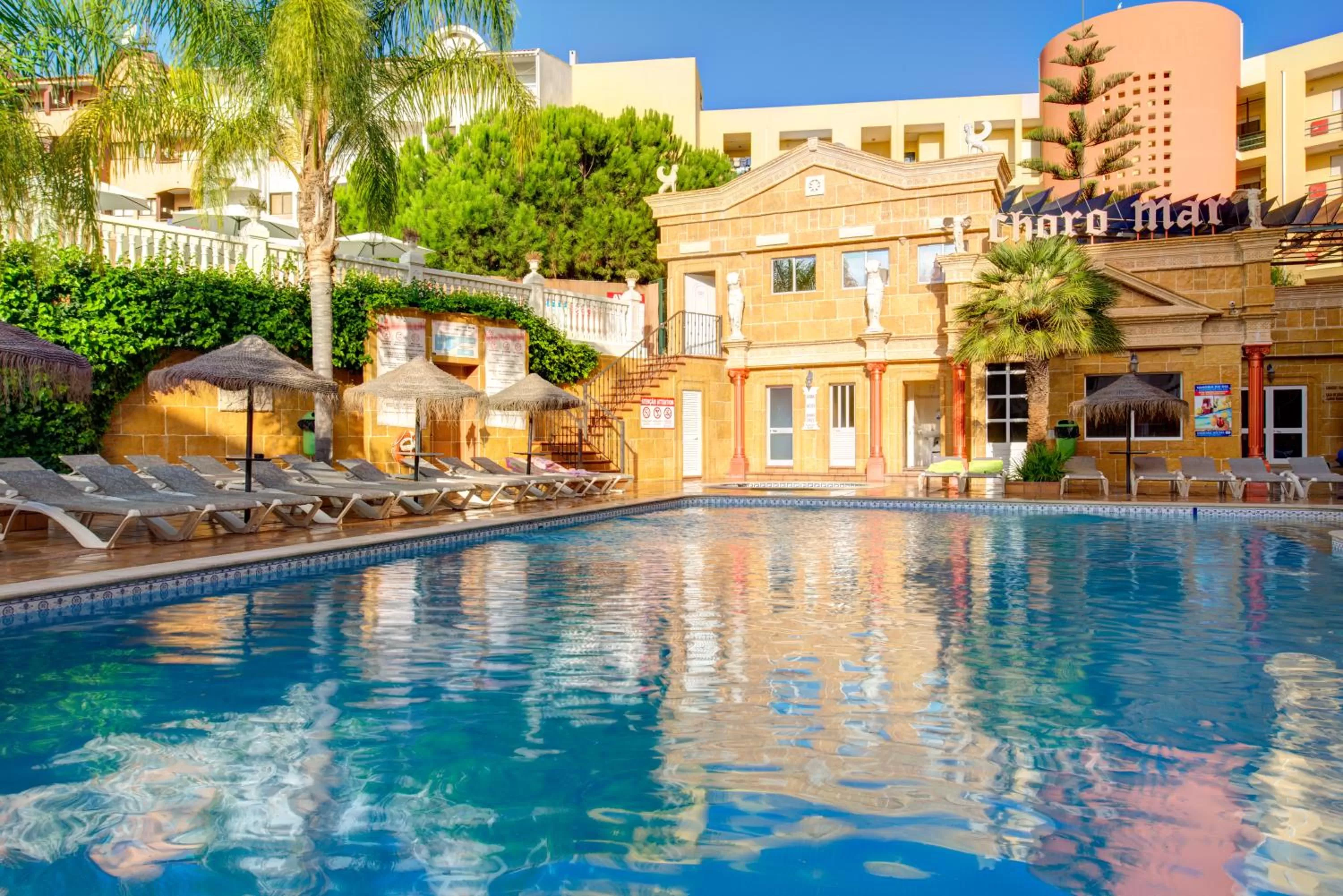 Swimming pool in Choromar Apartments