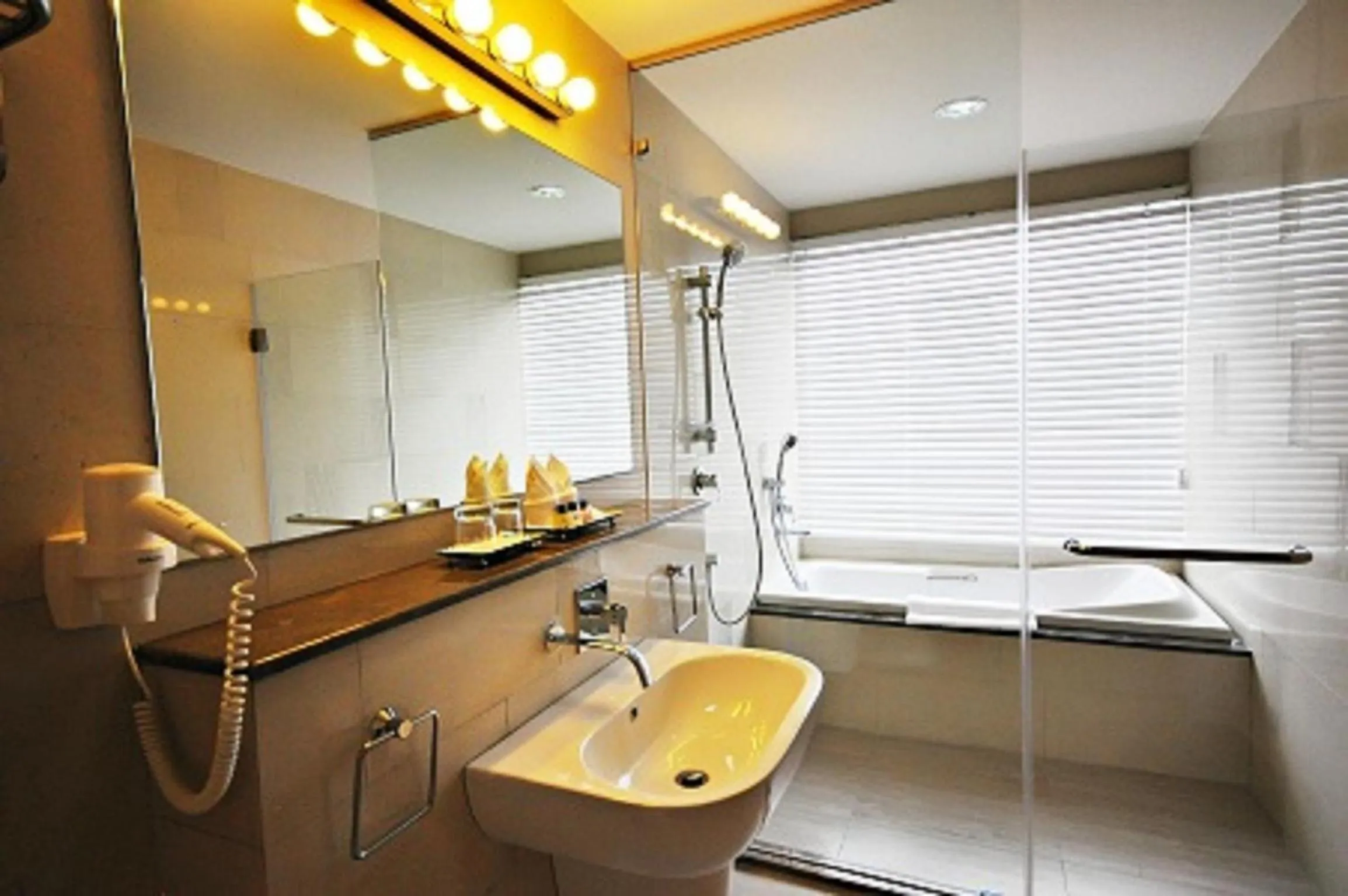 Shower in Parinda Hotel