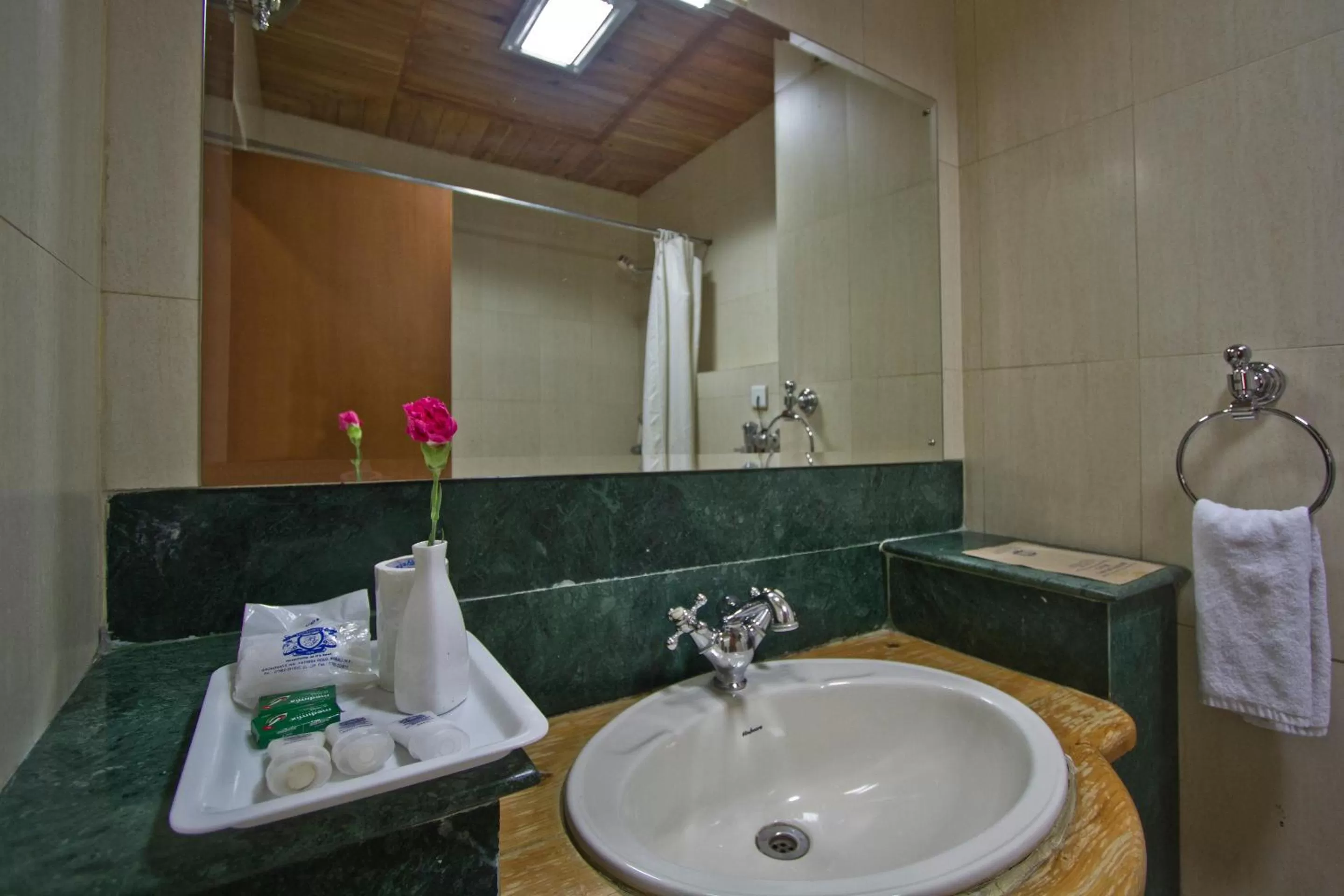 Bathroom in Hotel Broadways Inn