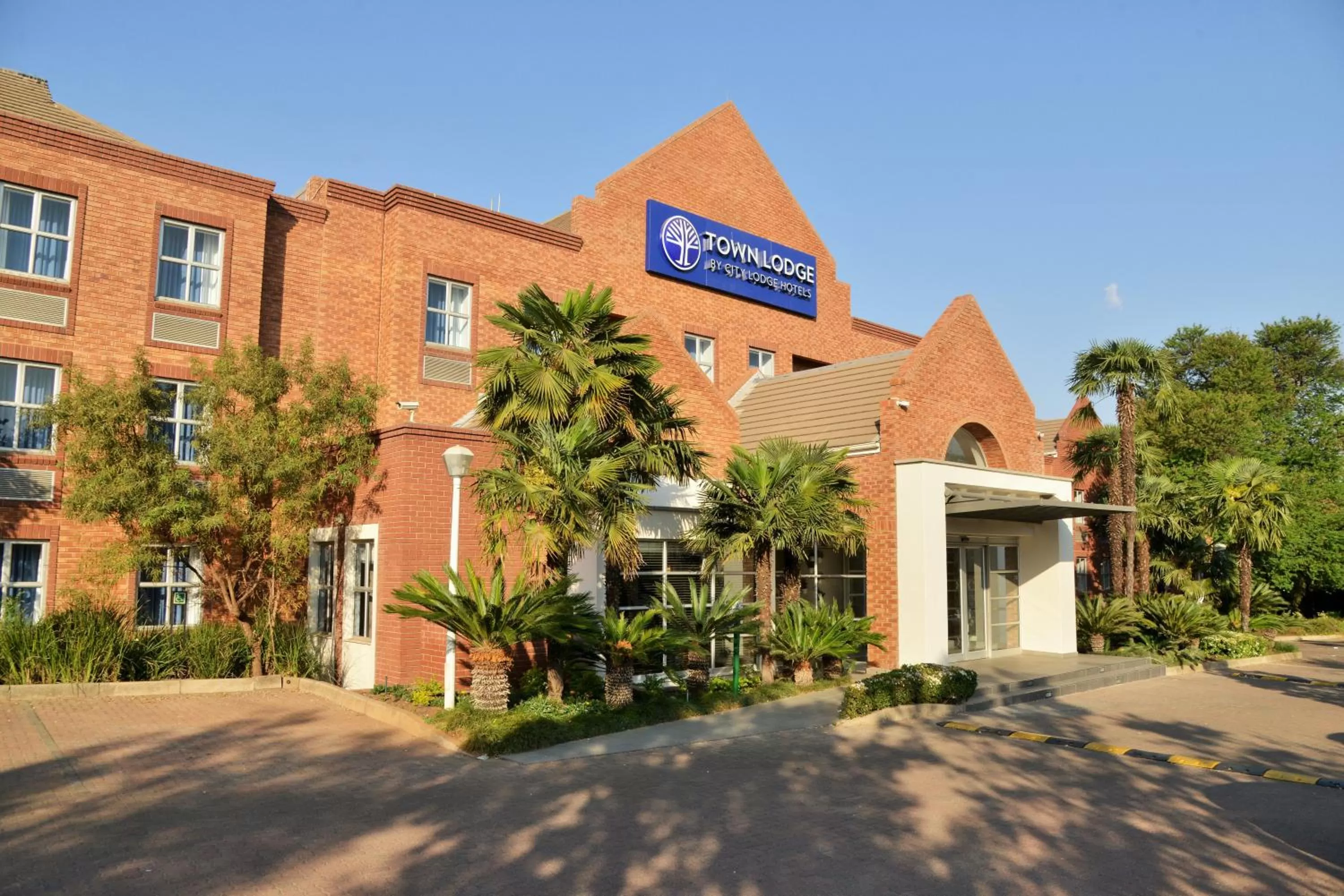 Property building in Town Lodge Menlo Park