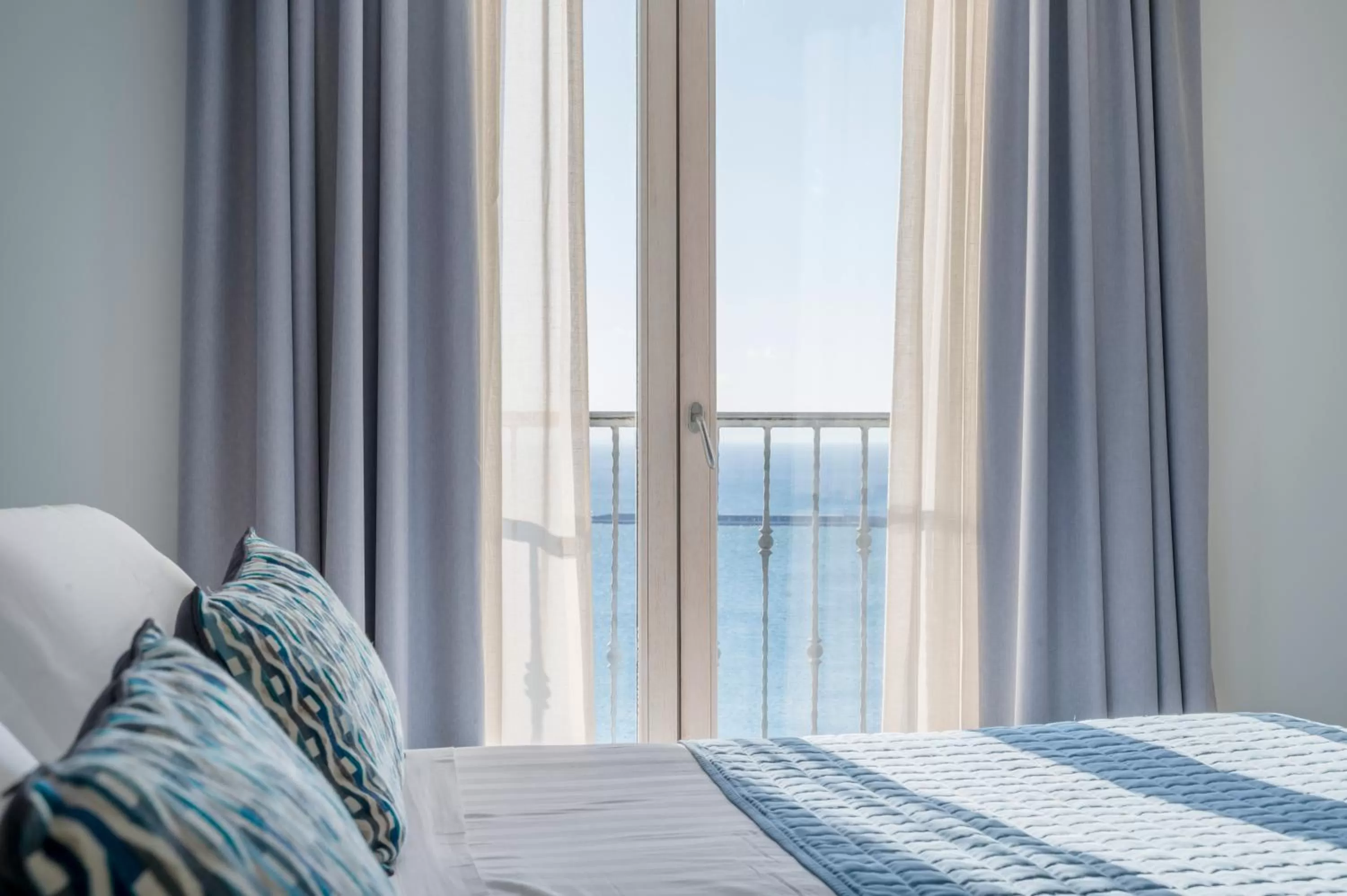 Balcony/Terrace, Bed in Lloyd's Baia Hotel