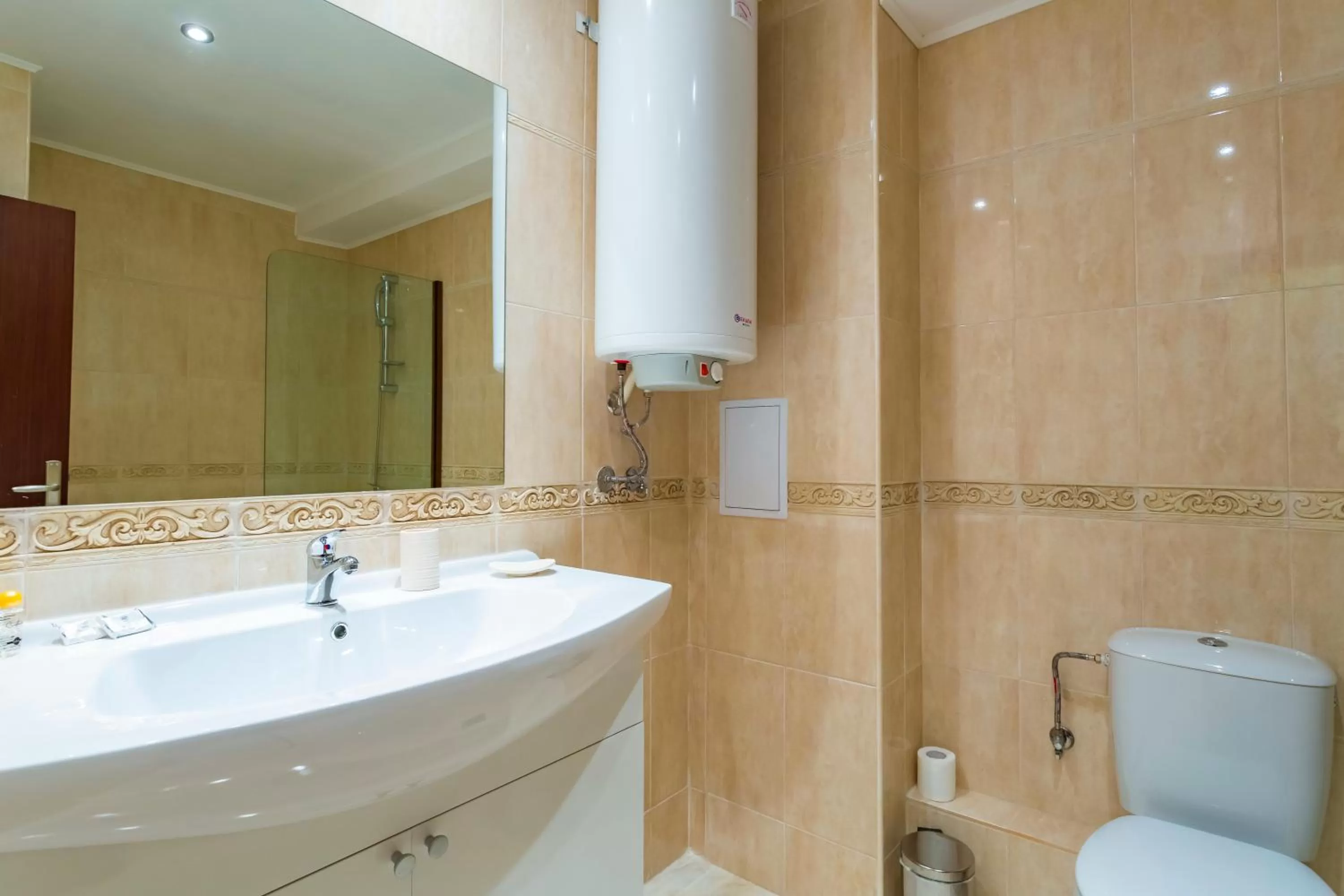 Shower in Rose Gardens Apart Hotel