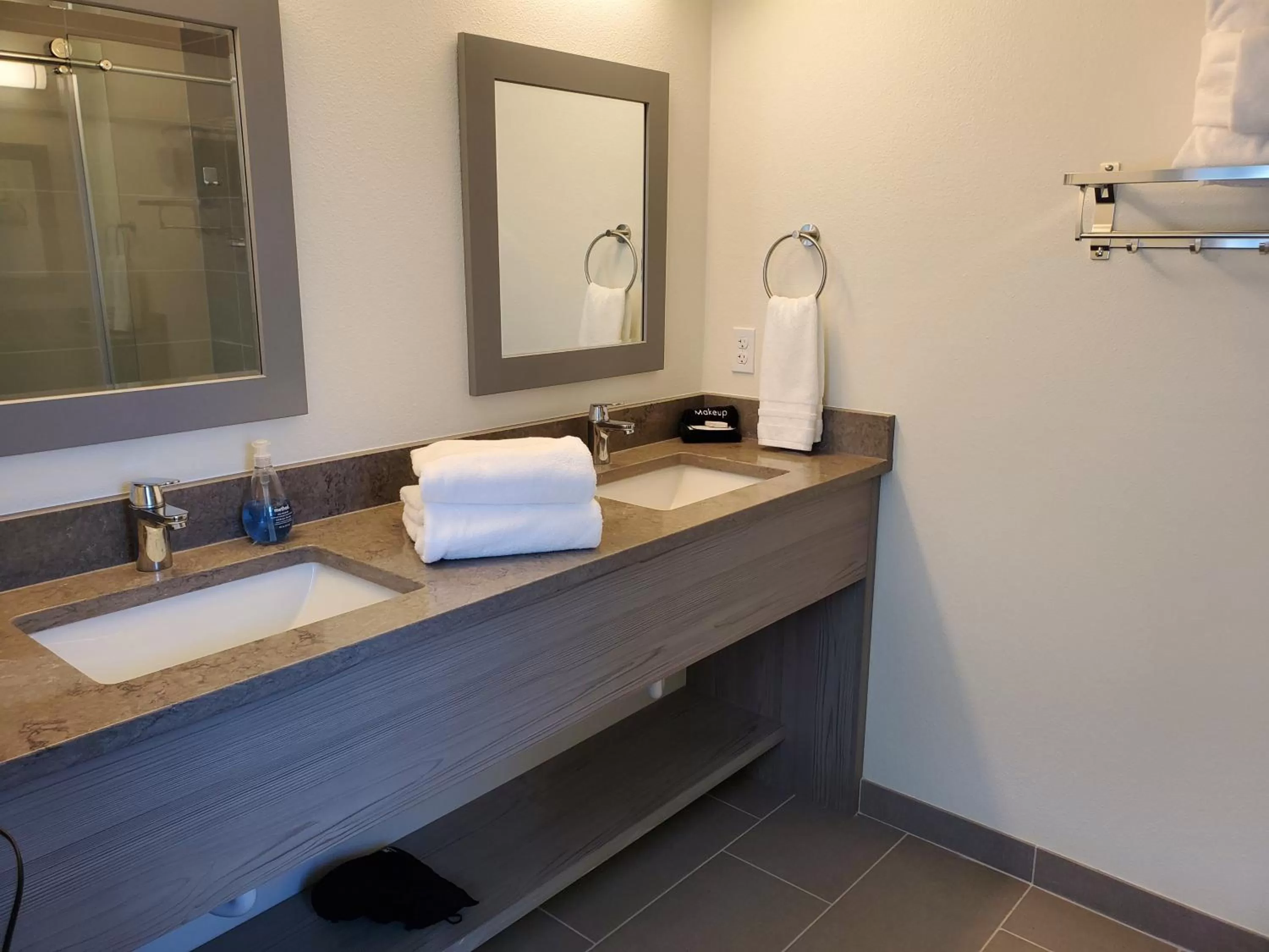 Shower, Bathroom in Moonstone Beach Motel