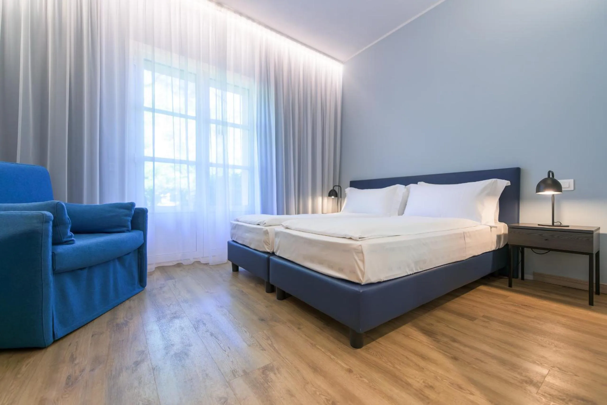 Classic Triple Room in Regina del Garda Suite