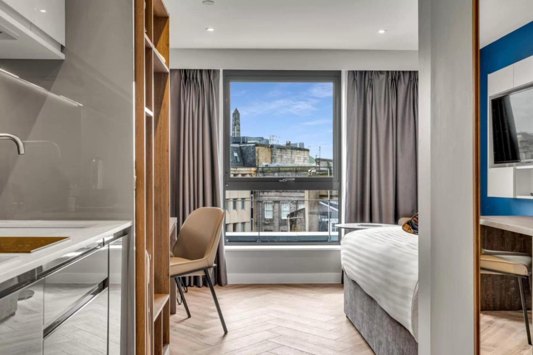 View (from property/room), Bed in Roomzzz Edinburgh