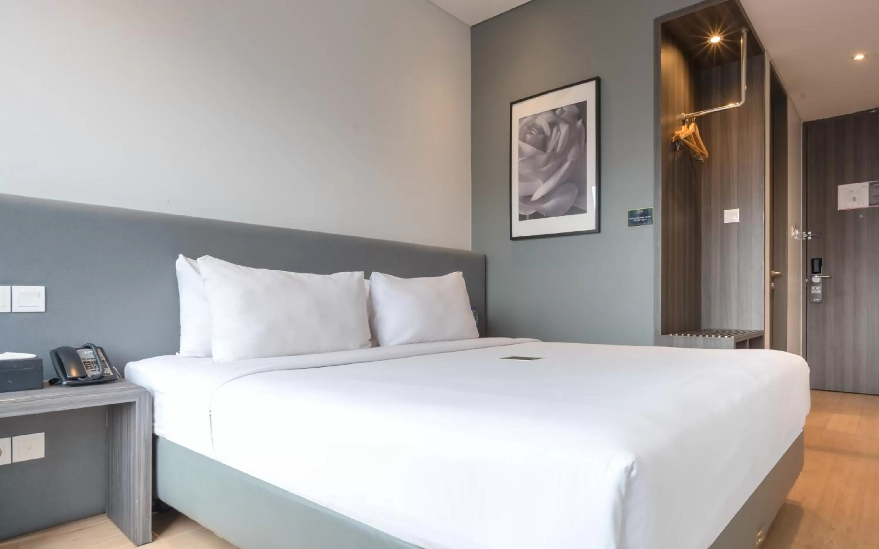 Photo of the whole room, Bed in Juno Tanah Abang Jakarta