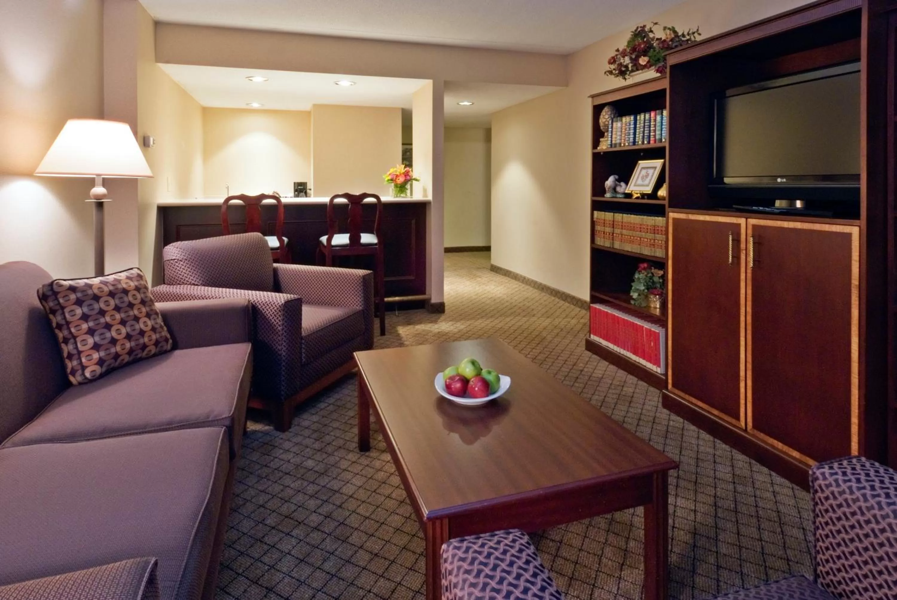 Living room in Holiday Inn Cincinnati-Eastgate by IHG