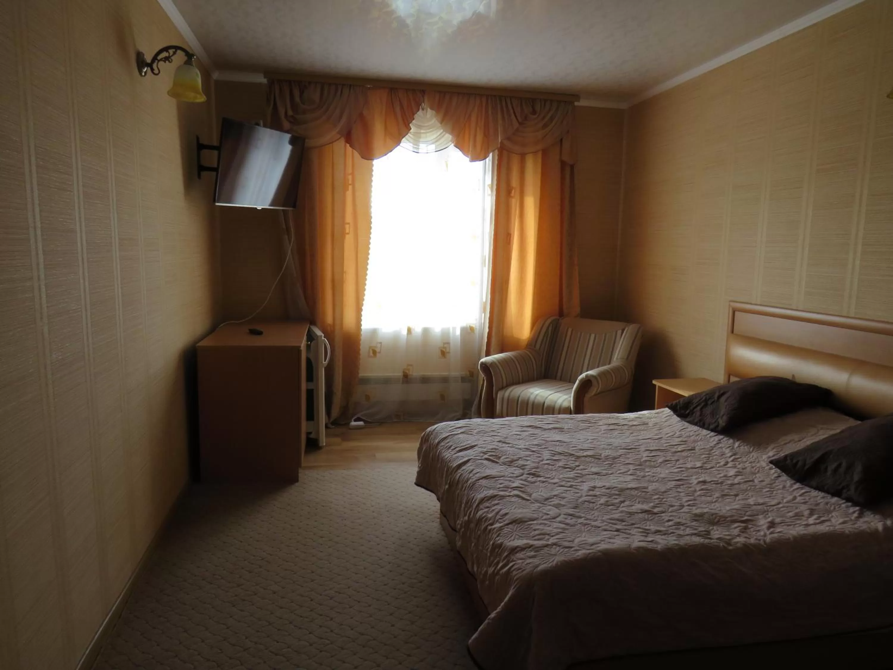 Bed in Monte-Kristo Hotel