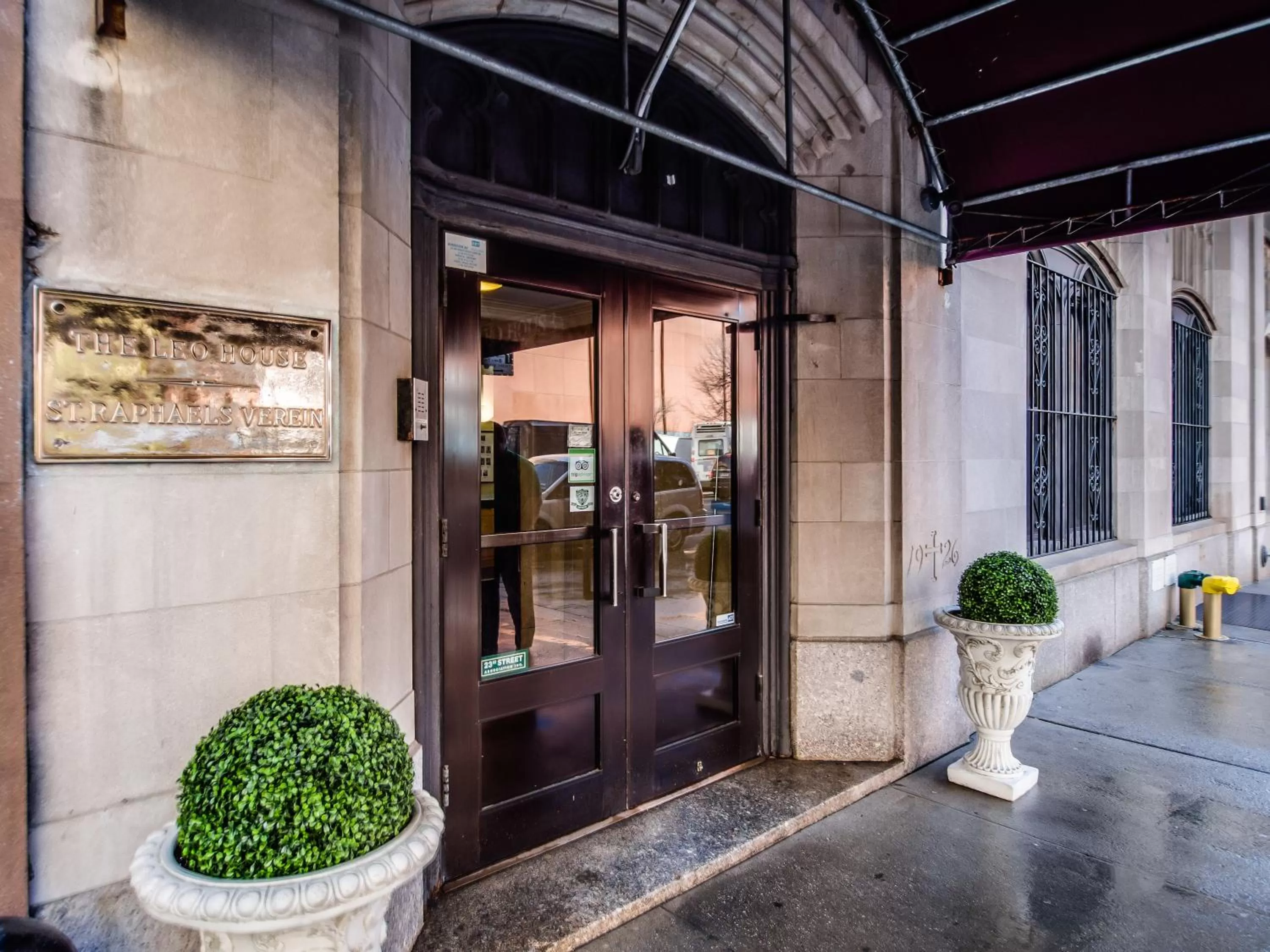 Facade/entrance in Leo House