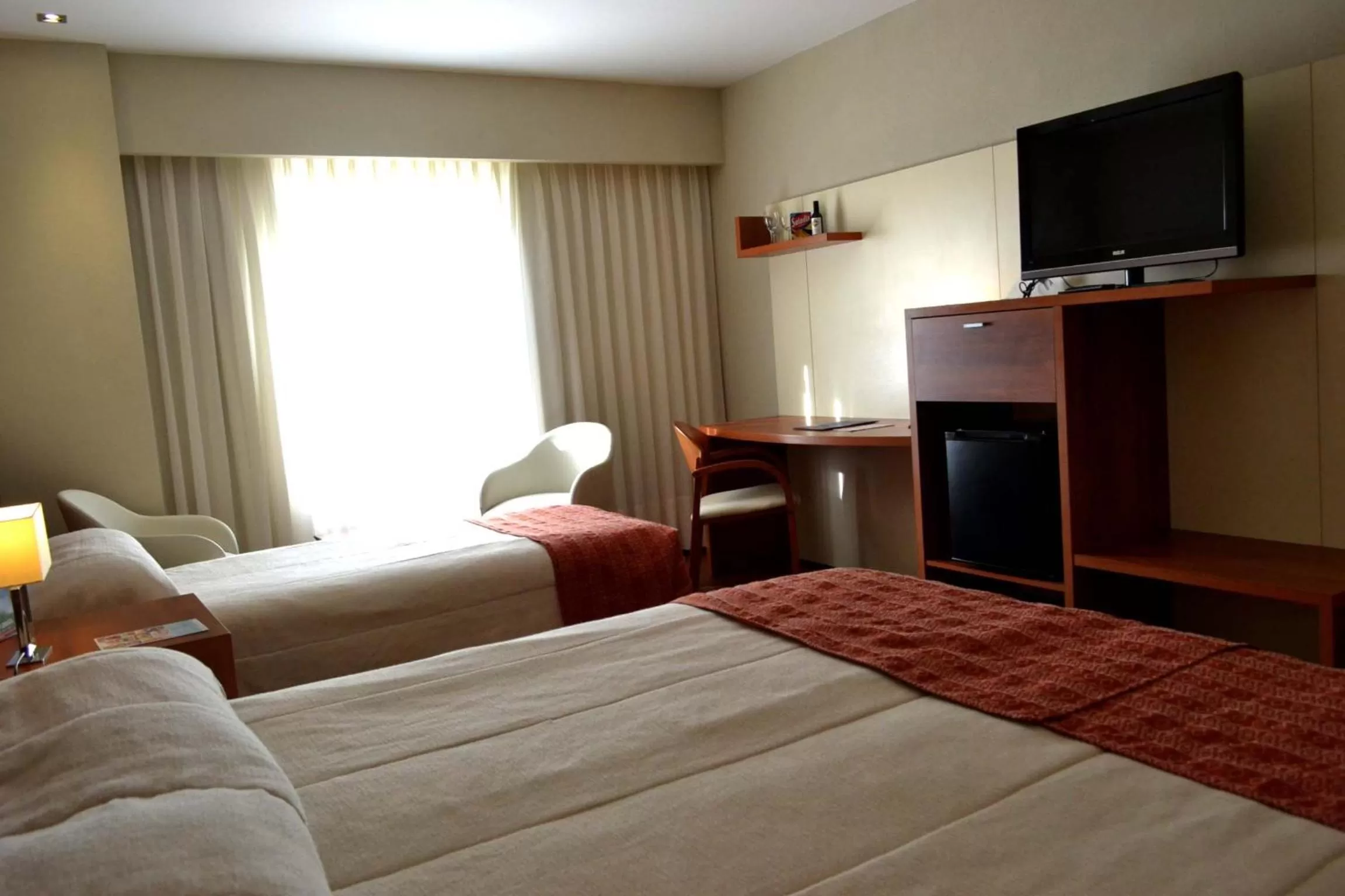 Photo of the whole room, Bed in Quorum Córdoba Hotel, Resort Urbano