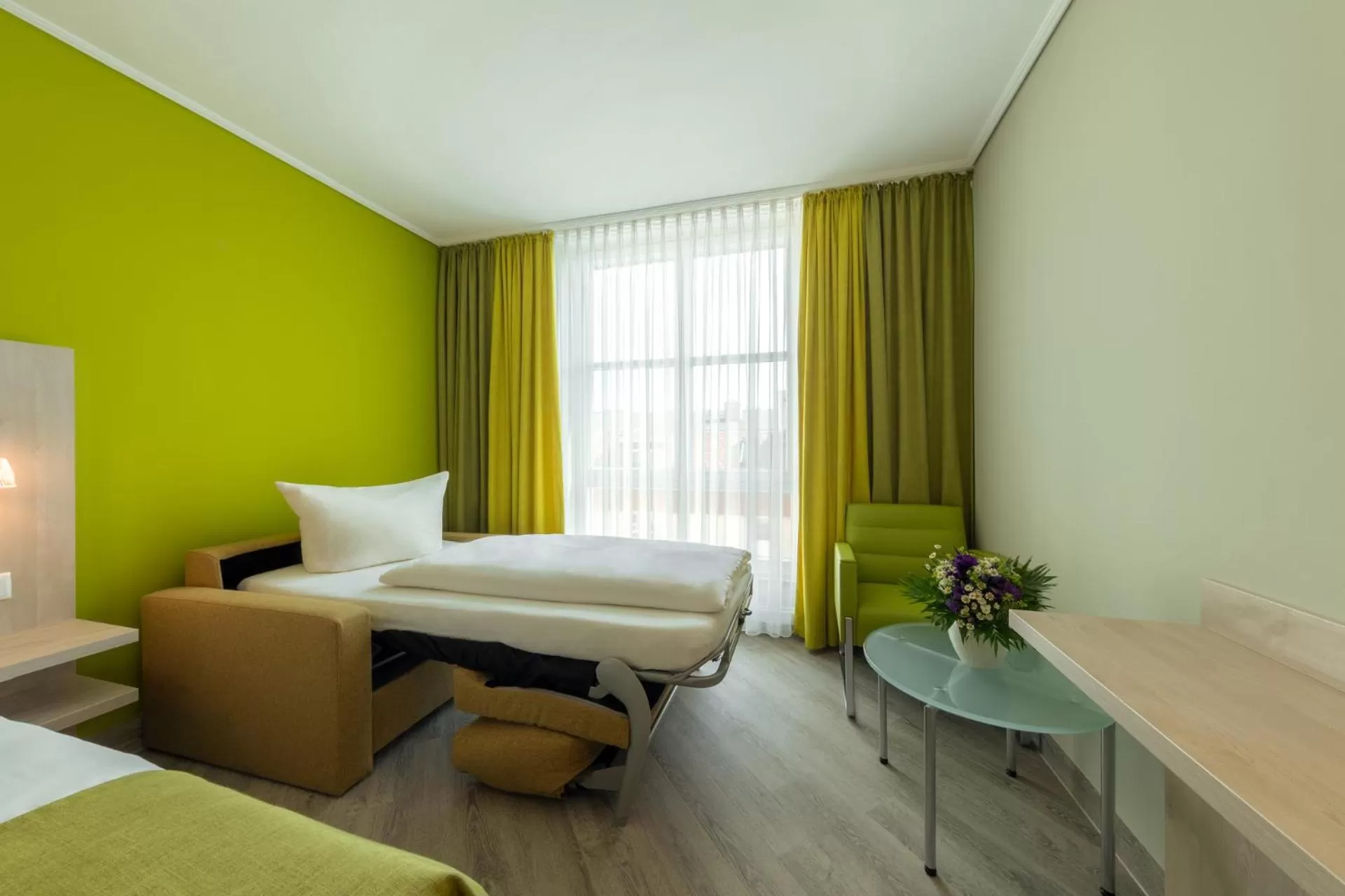 Photo of the whole room, Bed in Michels Inselhotel Vier Jahreszeiten