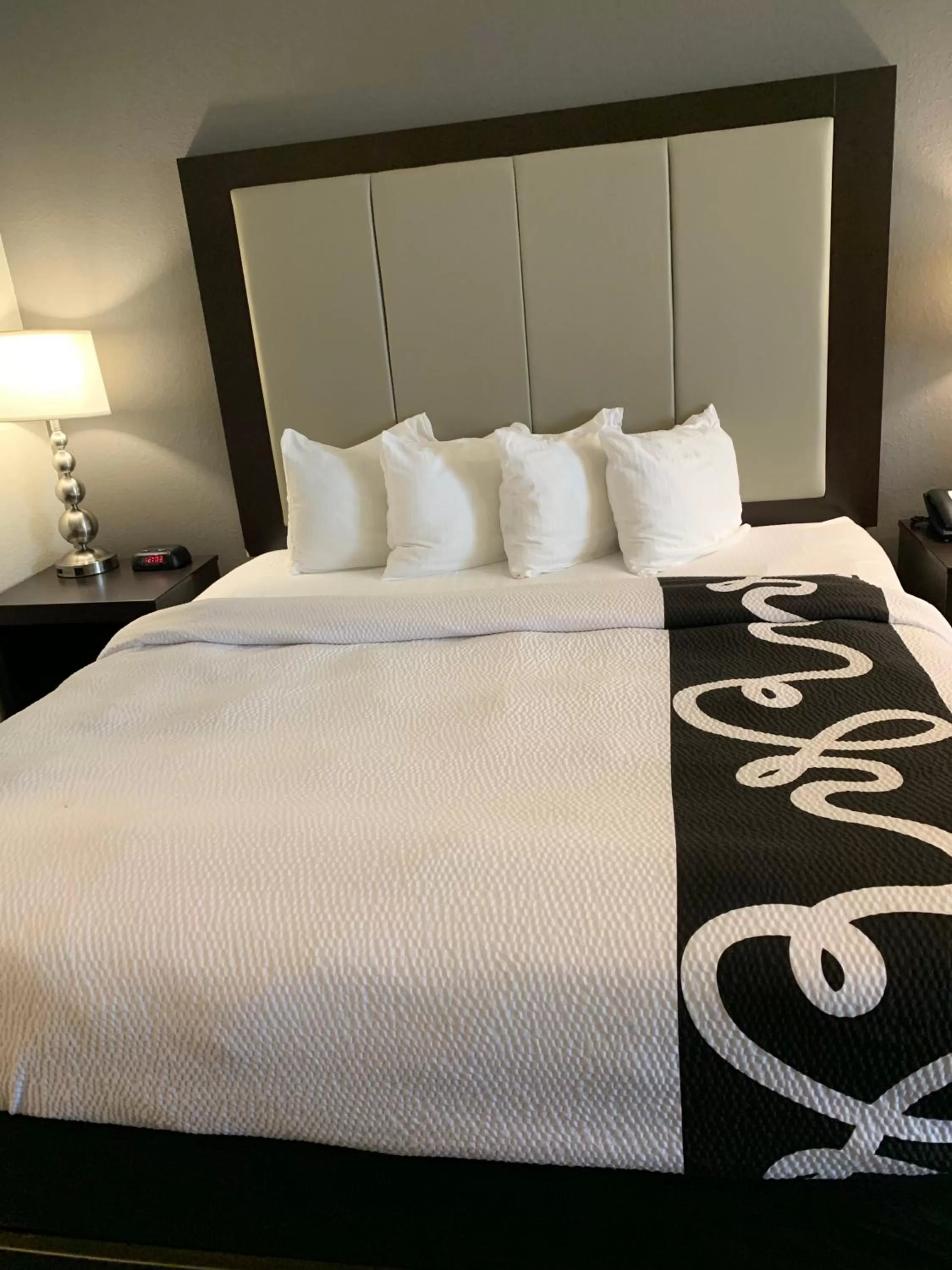 Bed in La Quinta by Wyndham Hattiesburg - I-59