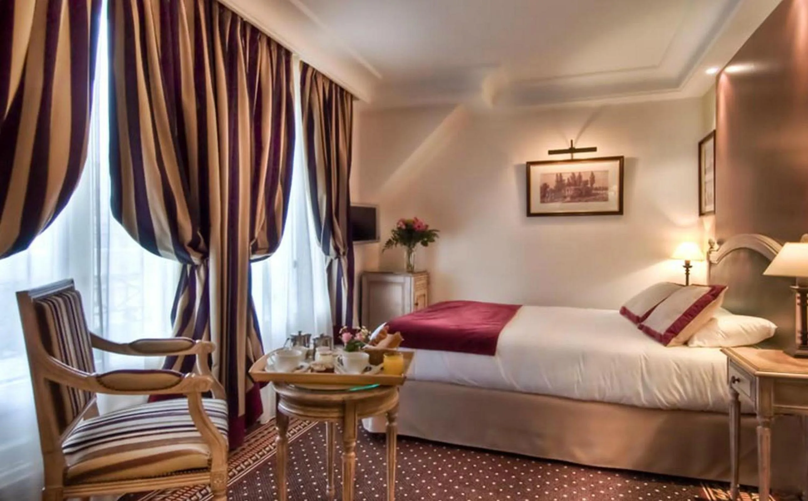 Photo of the whole room, Bed in Best Western Premier Trocadero La Tour