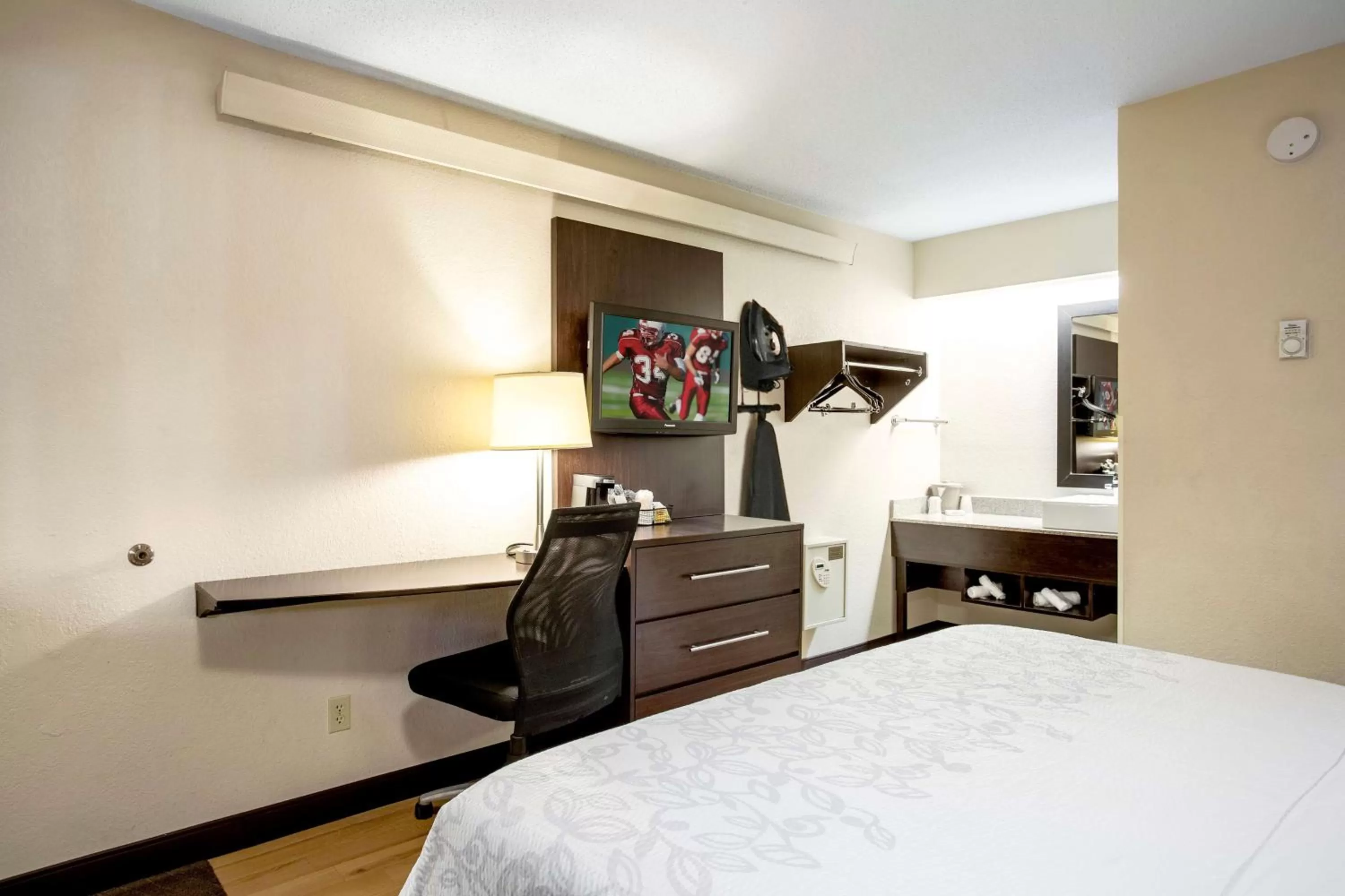 Photo of the whole room, Bed in Red Roof Inn PLUS+ Baltimore-Washington DC/BWI Airport
