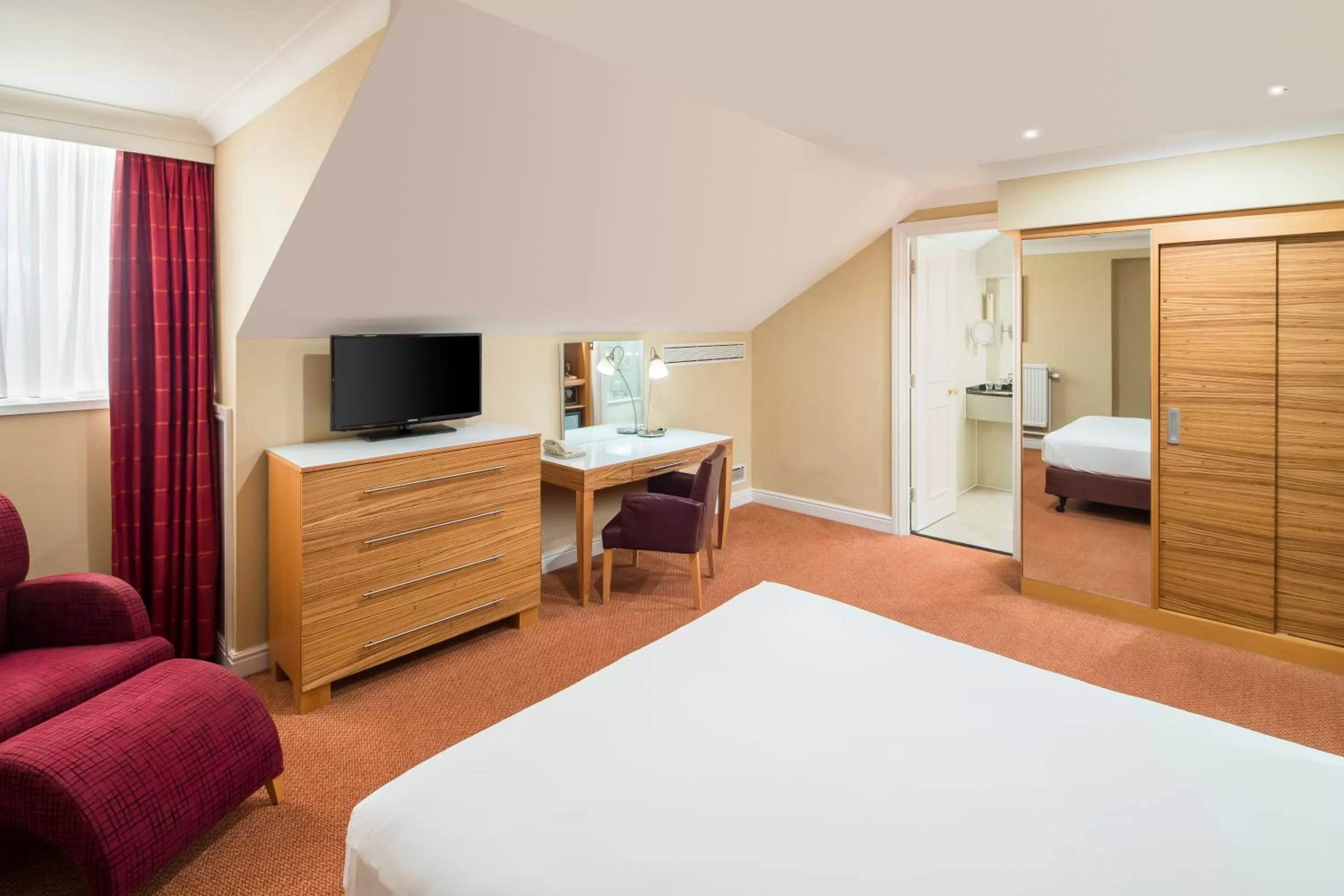 Photo of the whole room, Bed in Crowne Plaza Chester by IHG