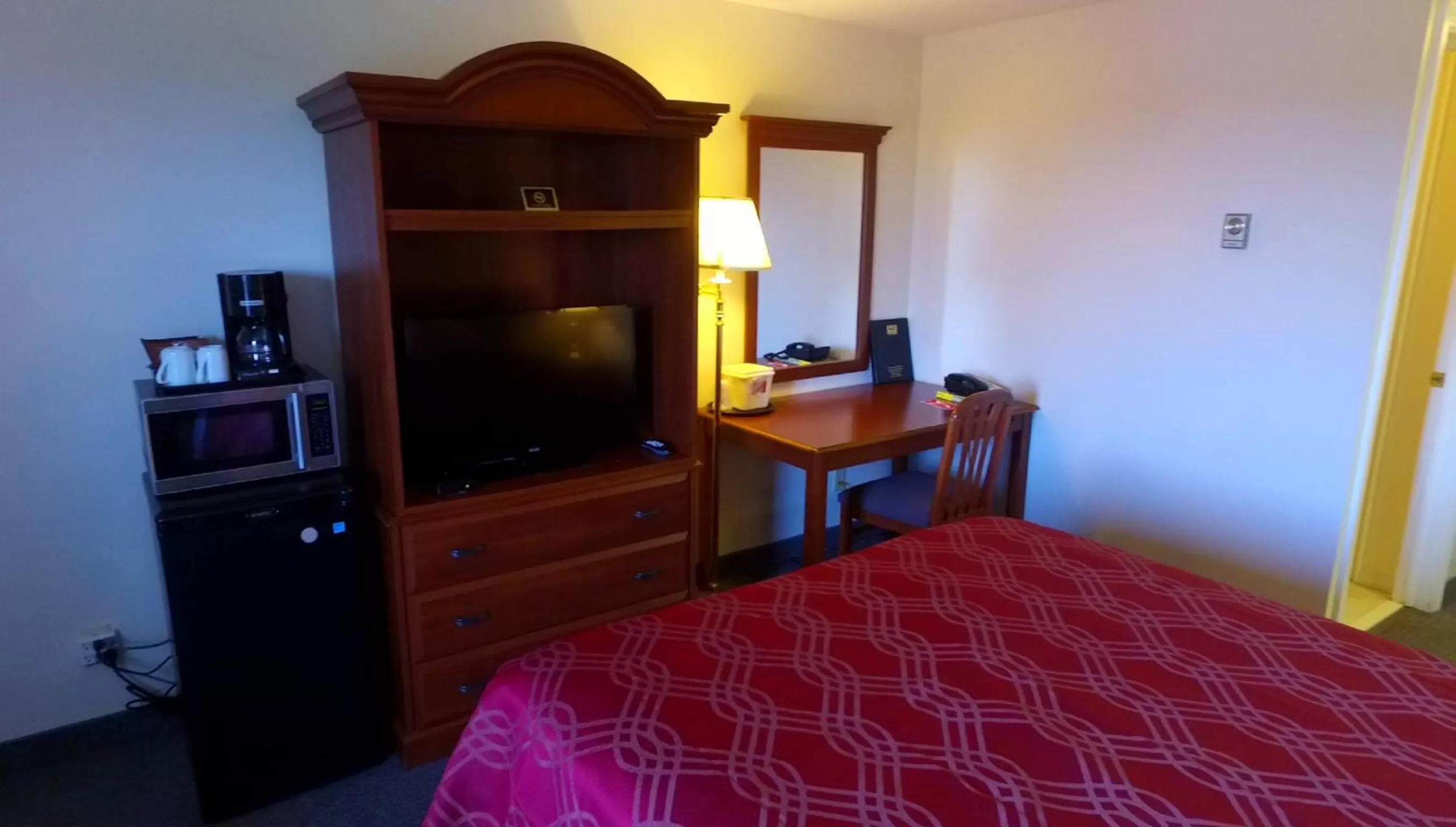 Queen Room - Non-Smoking in Econo Lodge Inn & Suites