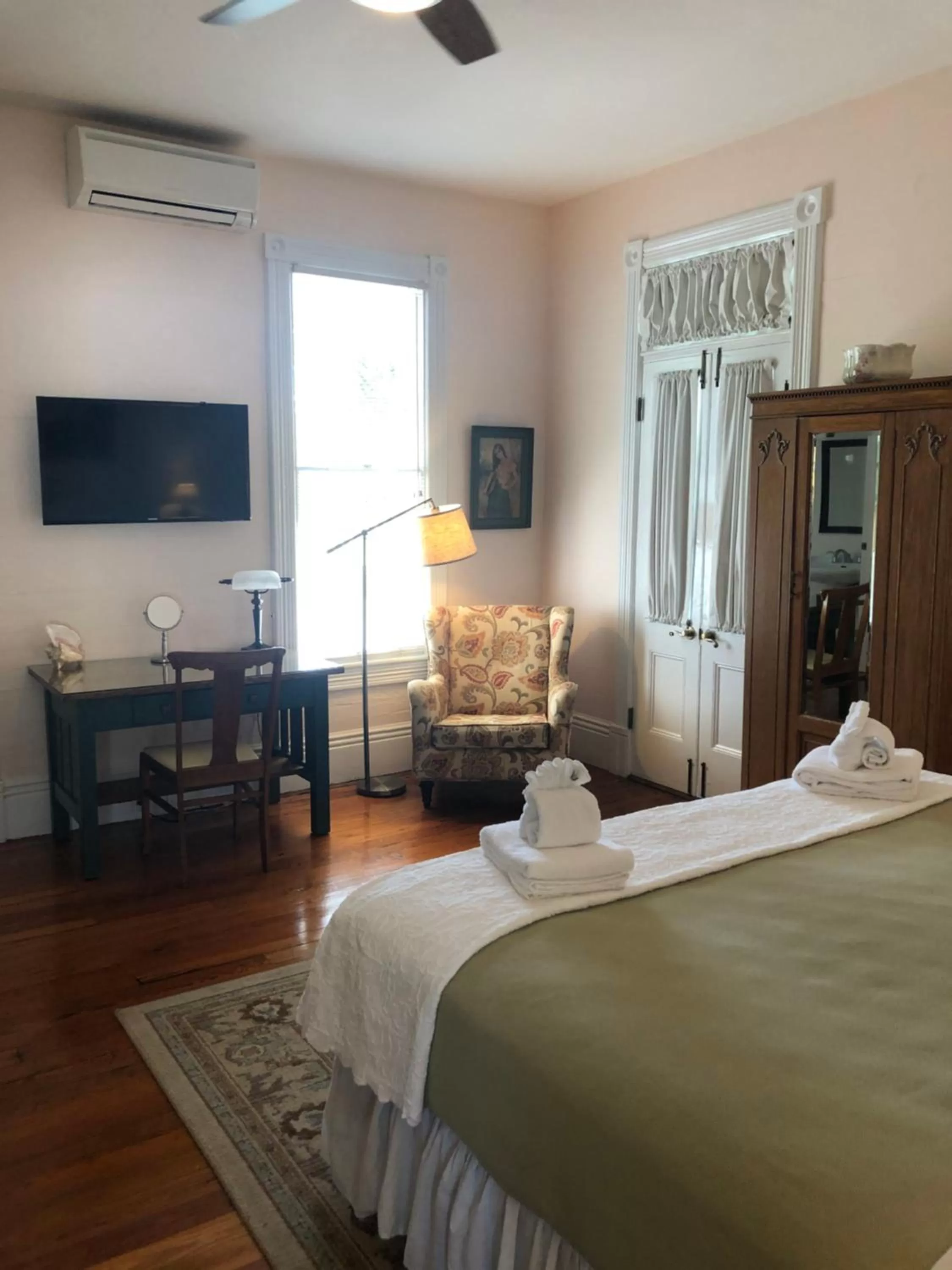 Bed in The Conch House Heritage Inn