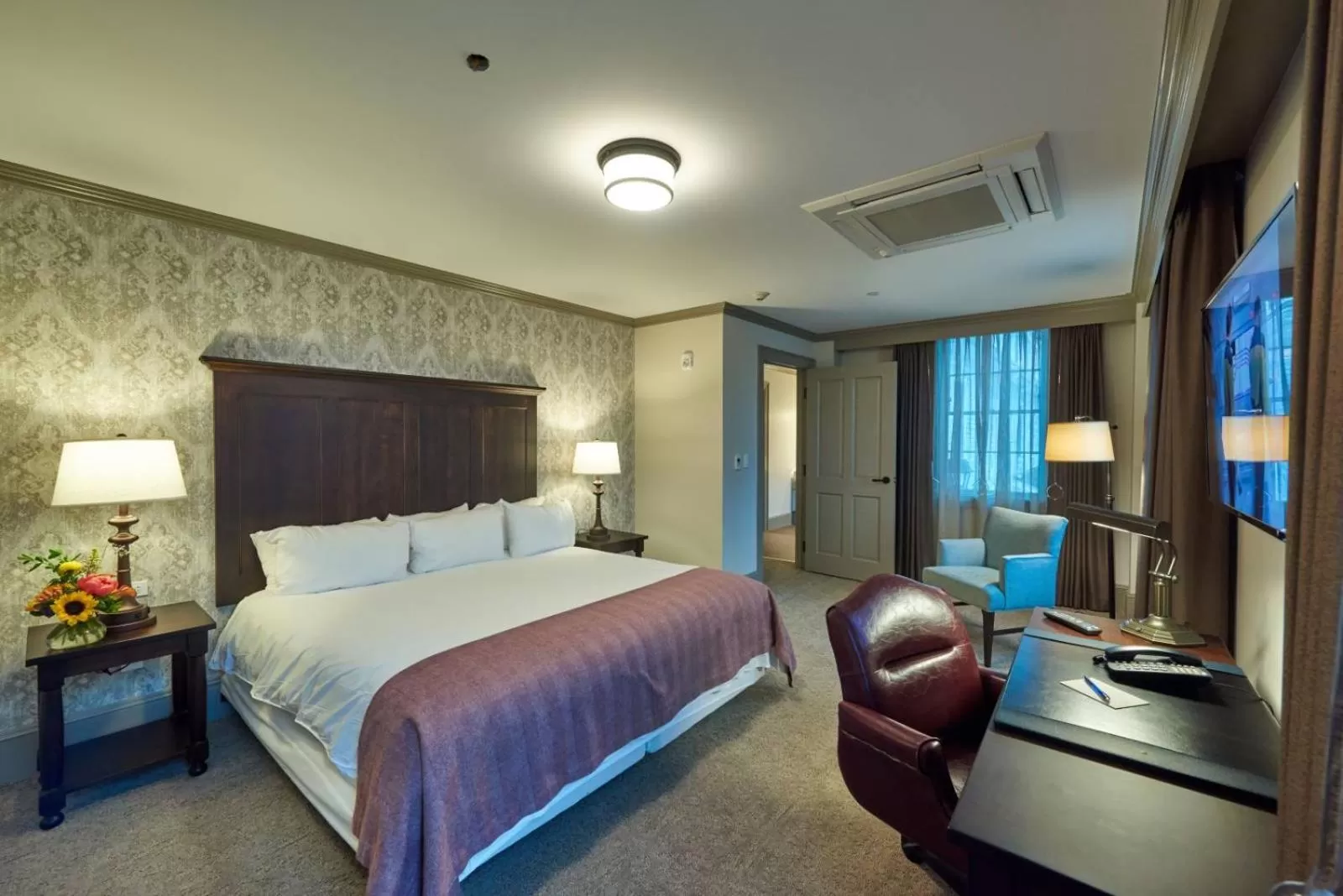 Bed in The Groton Inn