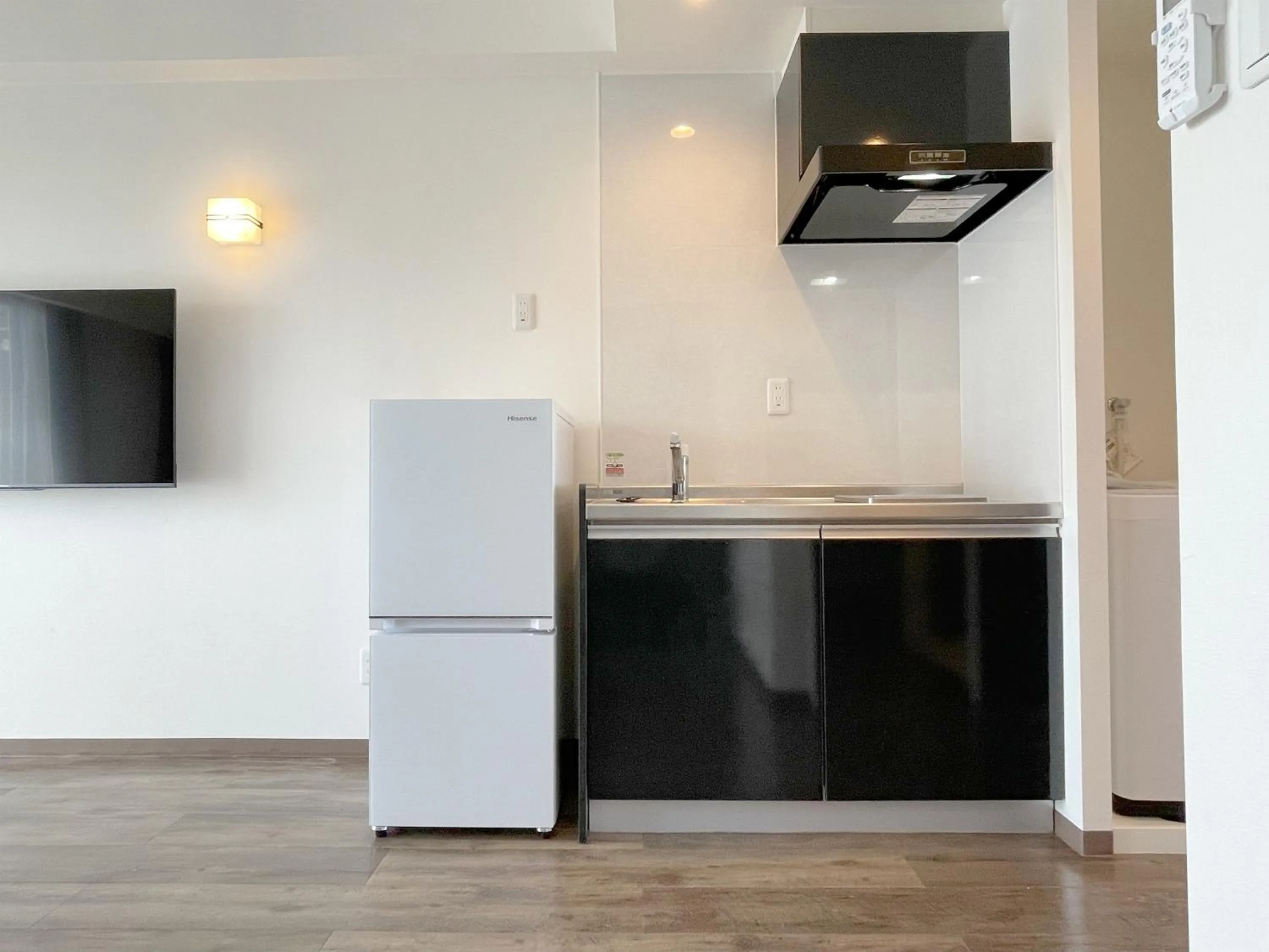 kitchen in New Normal Hotel in NAMINOUE ニューノーマルホテルイン波の上