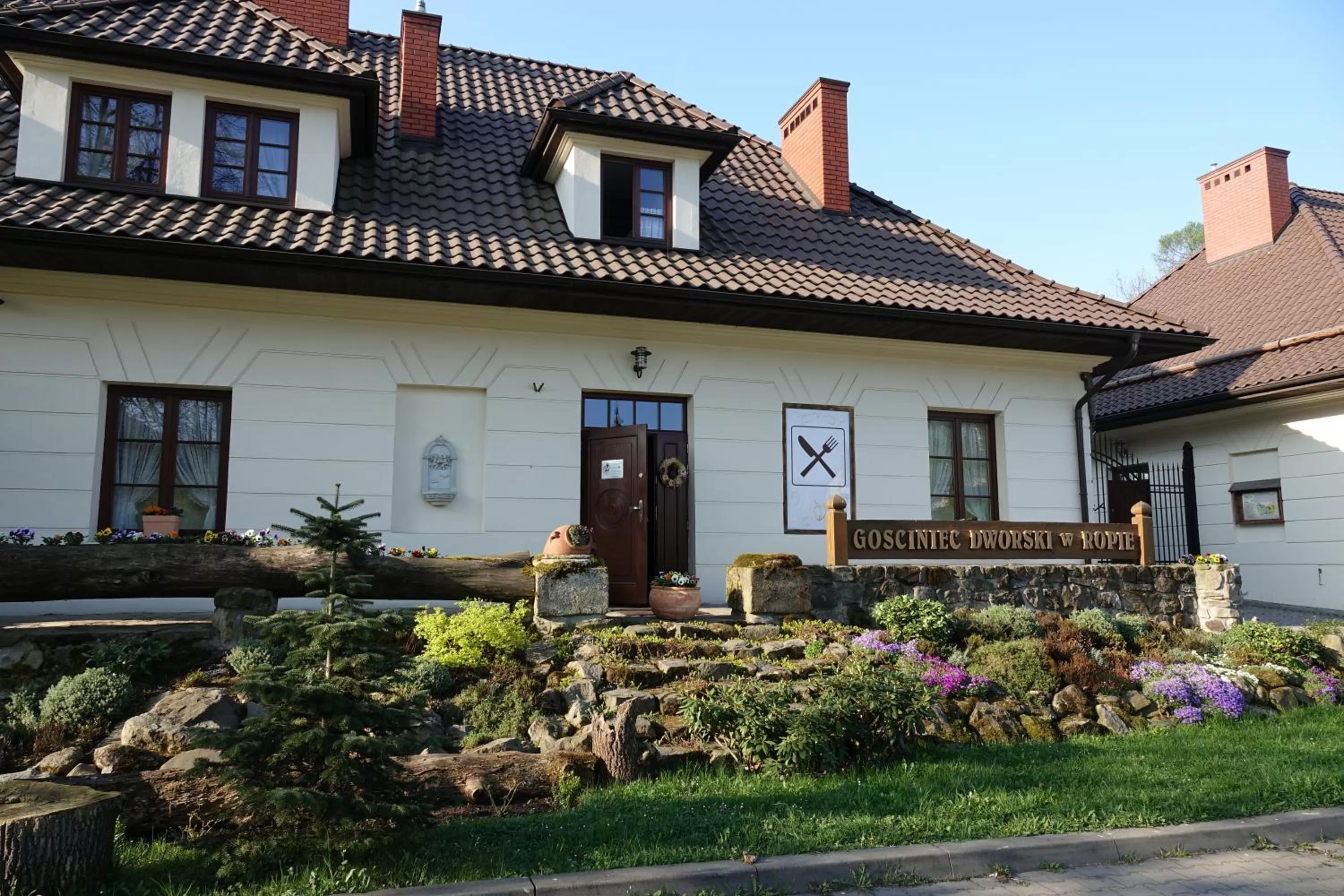 Property building in Gościniec Dworski w Ropie - Pokoje gościnne