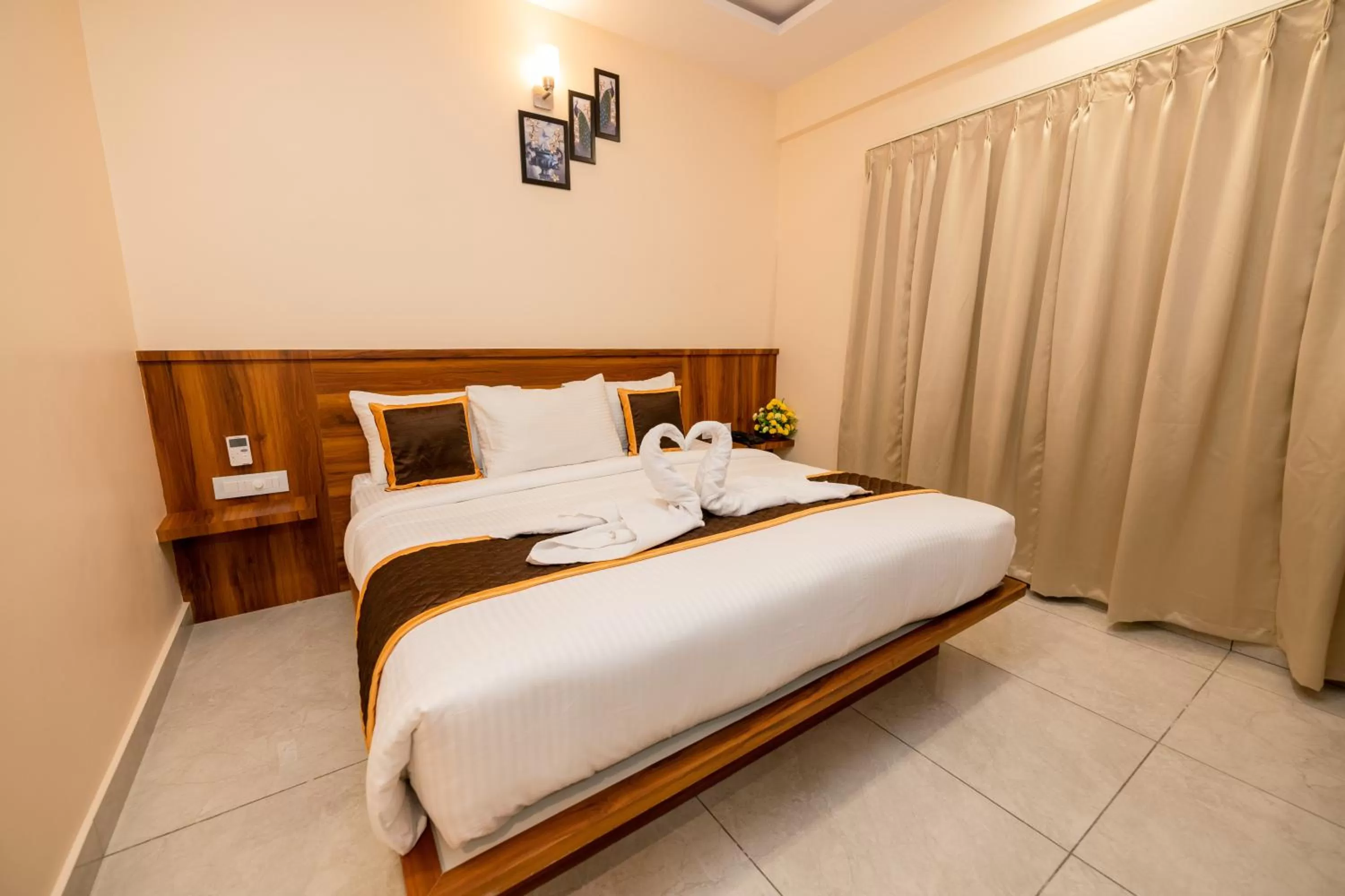 Photo of the whole room, Bed in KK Comforts