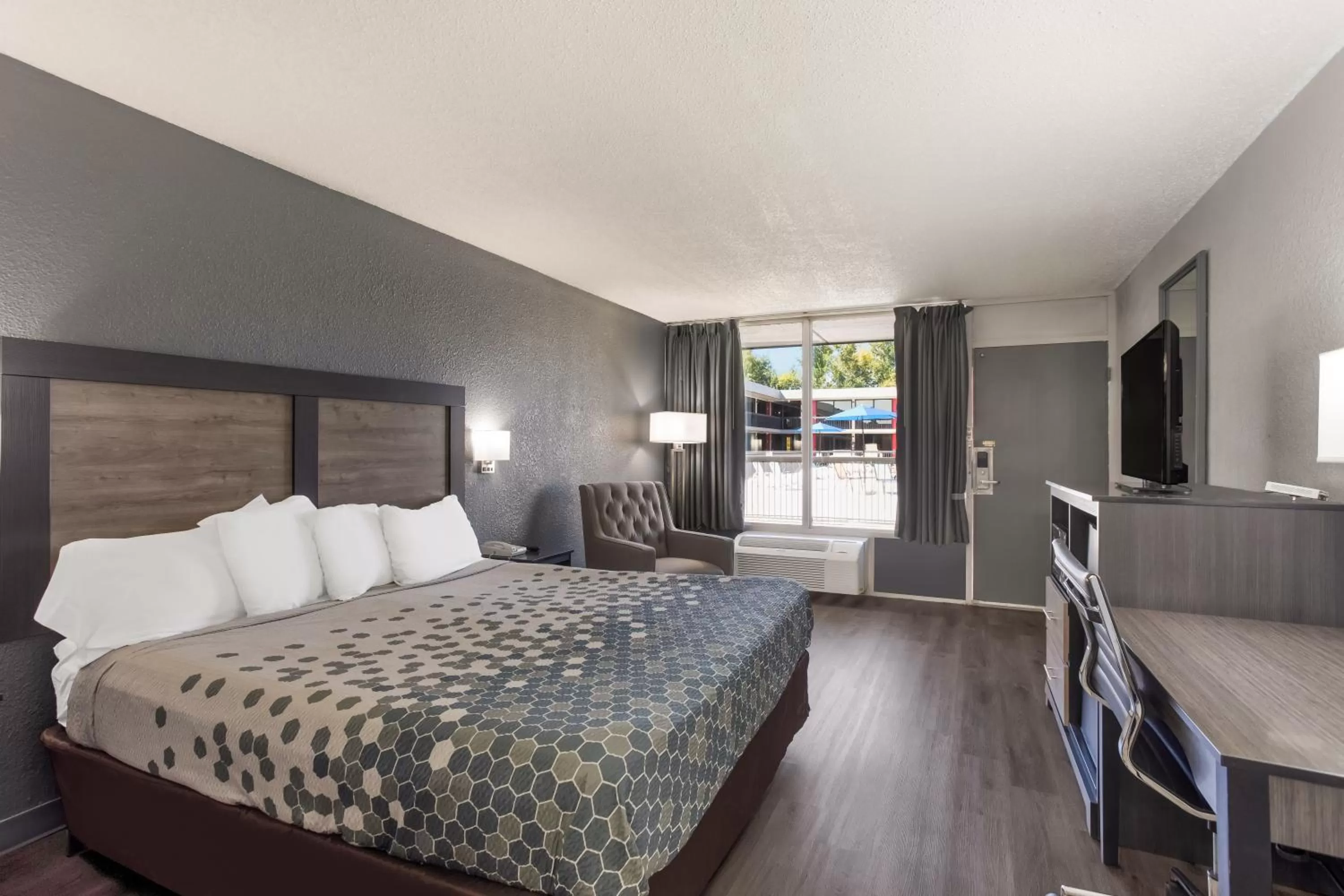 Bed in Econo Lodge Cave City