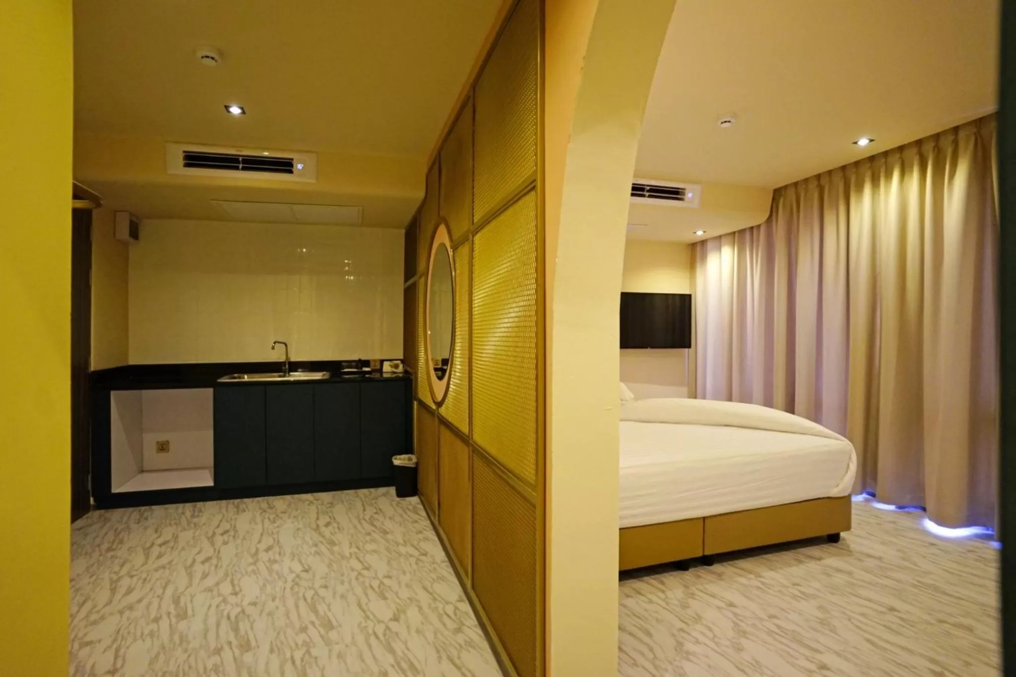 Decorative detail, Bed in 4 Monkeys Hotel