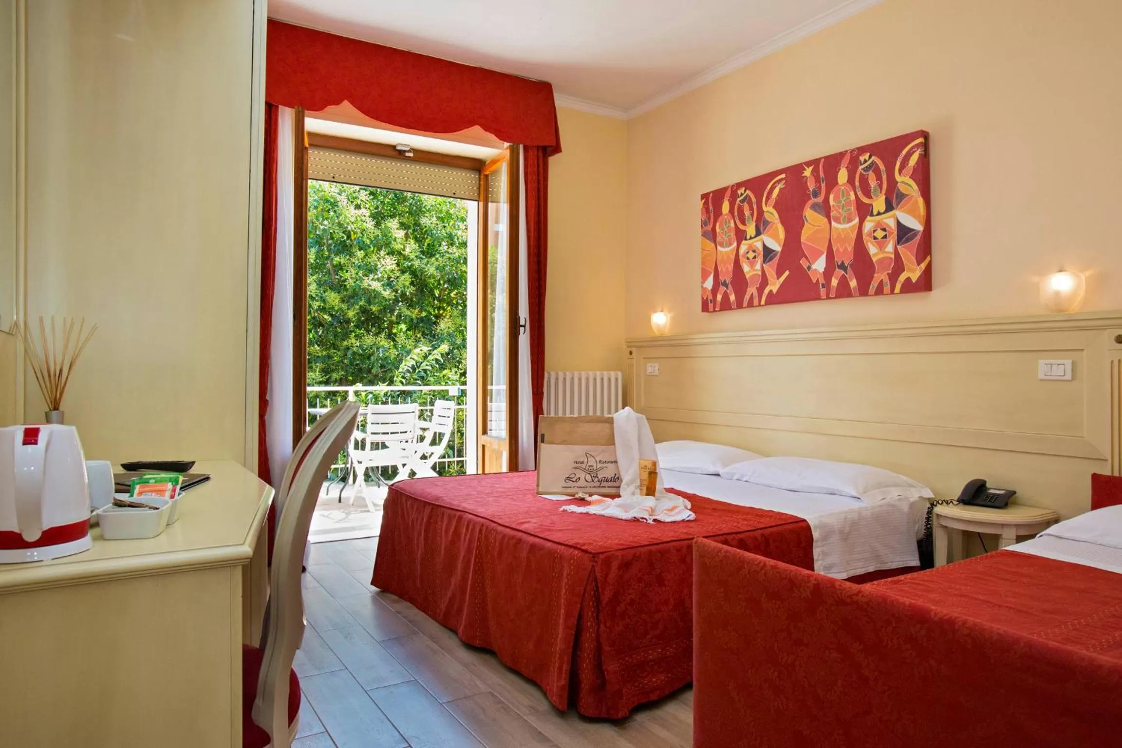 Balcony/Terrace, Bed in Hotel lo Squalo