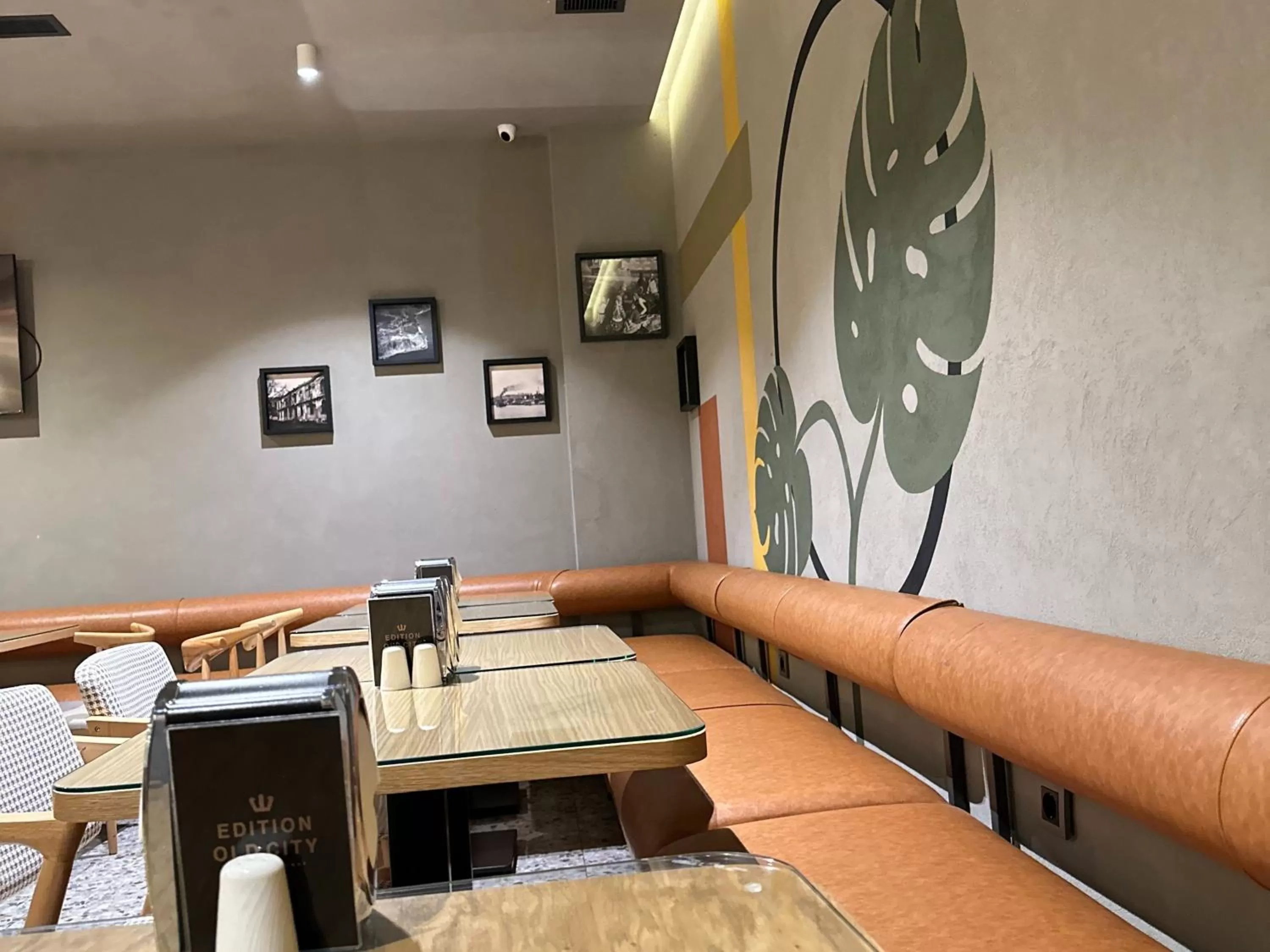 Restaurant/places to eat in Edition Old City Hotel