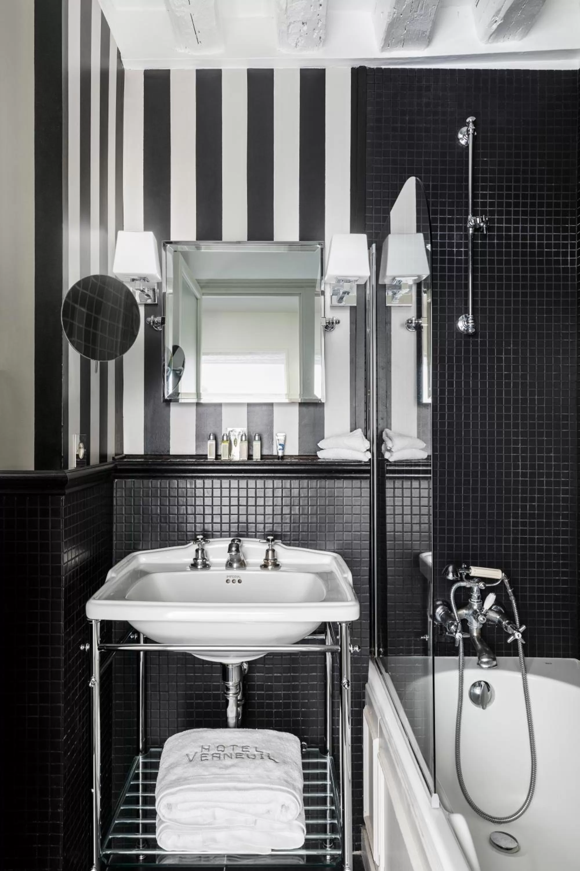 Bathroom in Hotel Verneuil Saint Germain