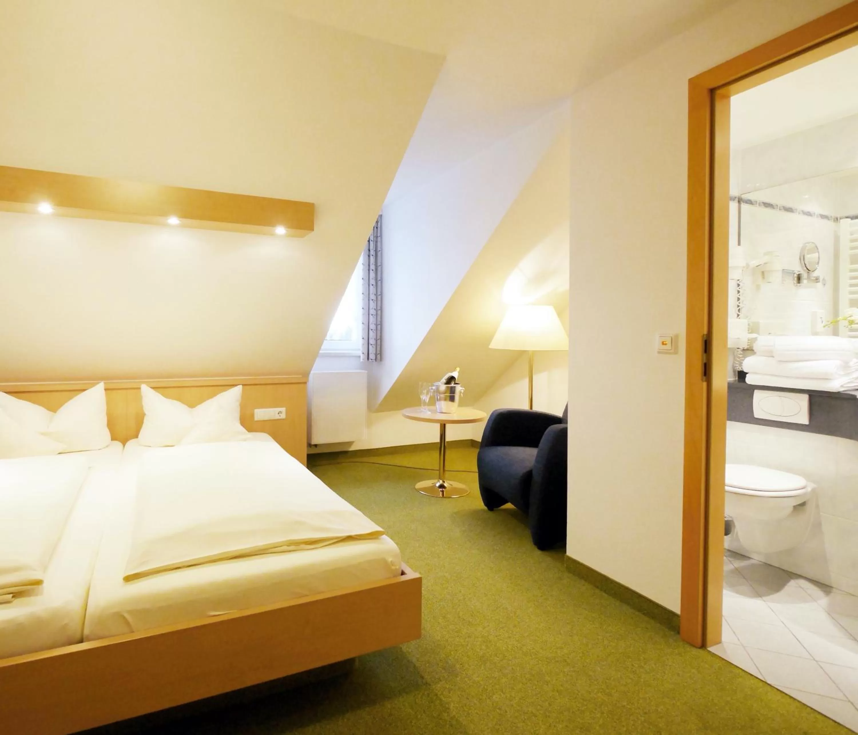 Photo of the whole room, Bed in Berghotel Zollersteighof
