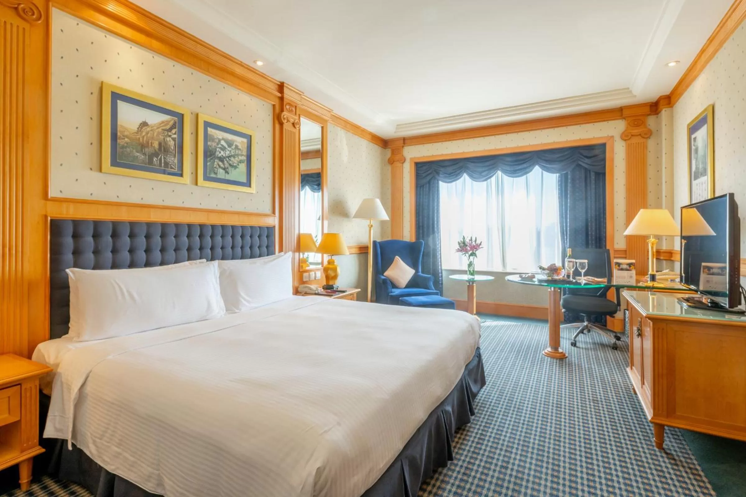 Photo of the whole room, Bed in Crowne Plaza Shanghai by IHG