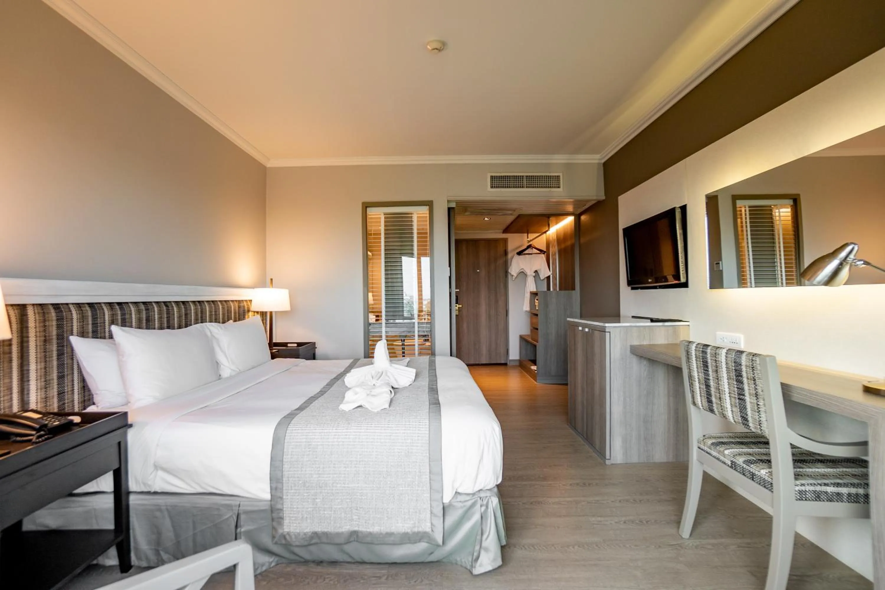 Photo of the whole room, Bed in The Grand Riverside Hotel