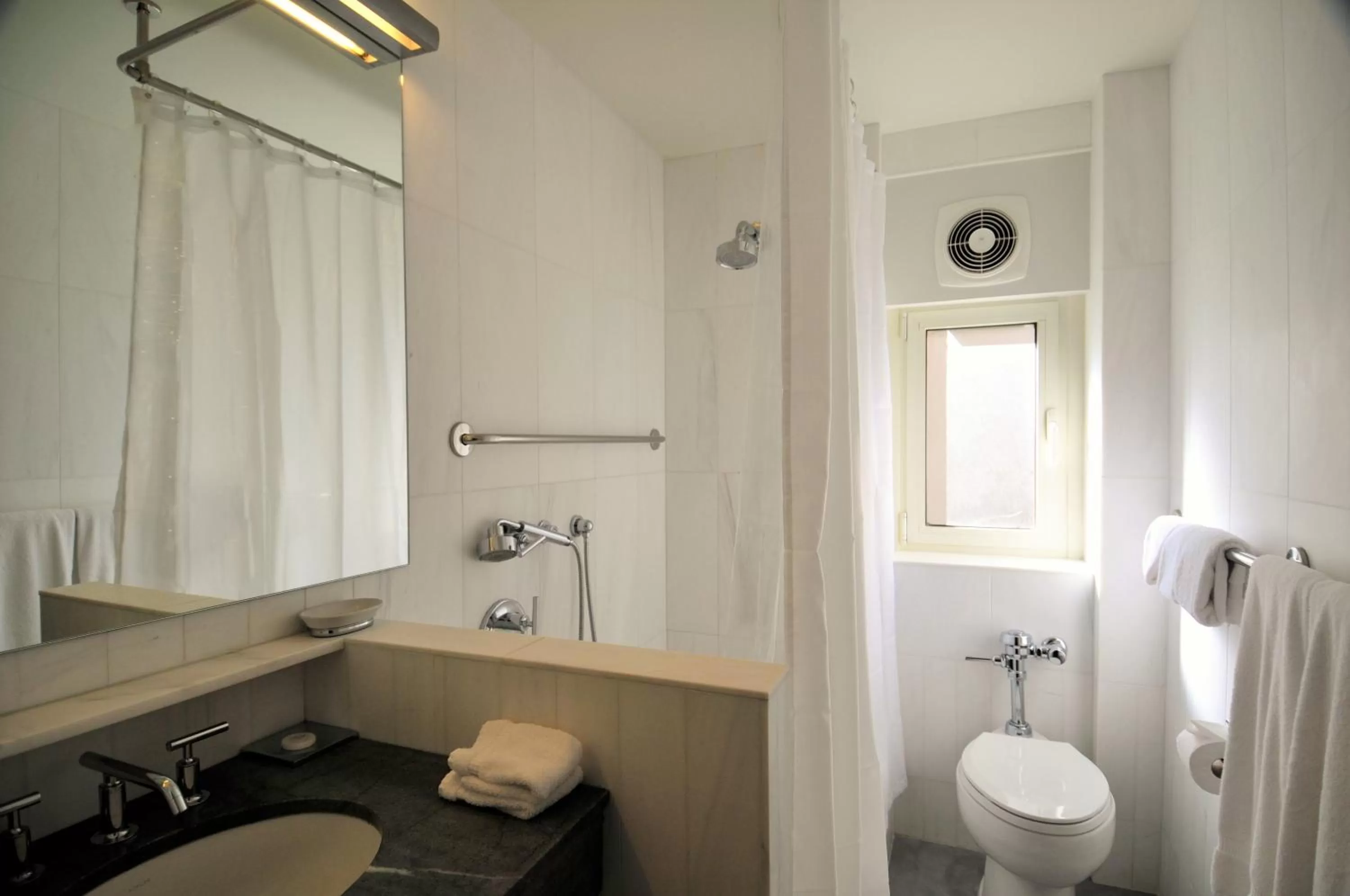 Bathroom in Lombardy Hotel