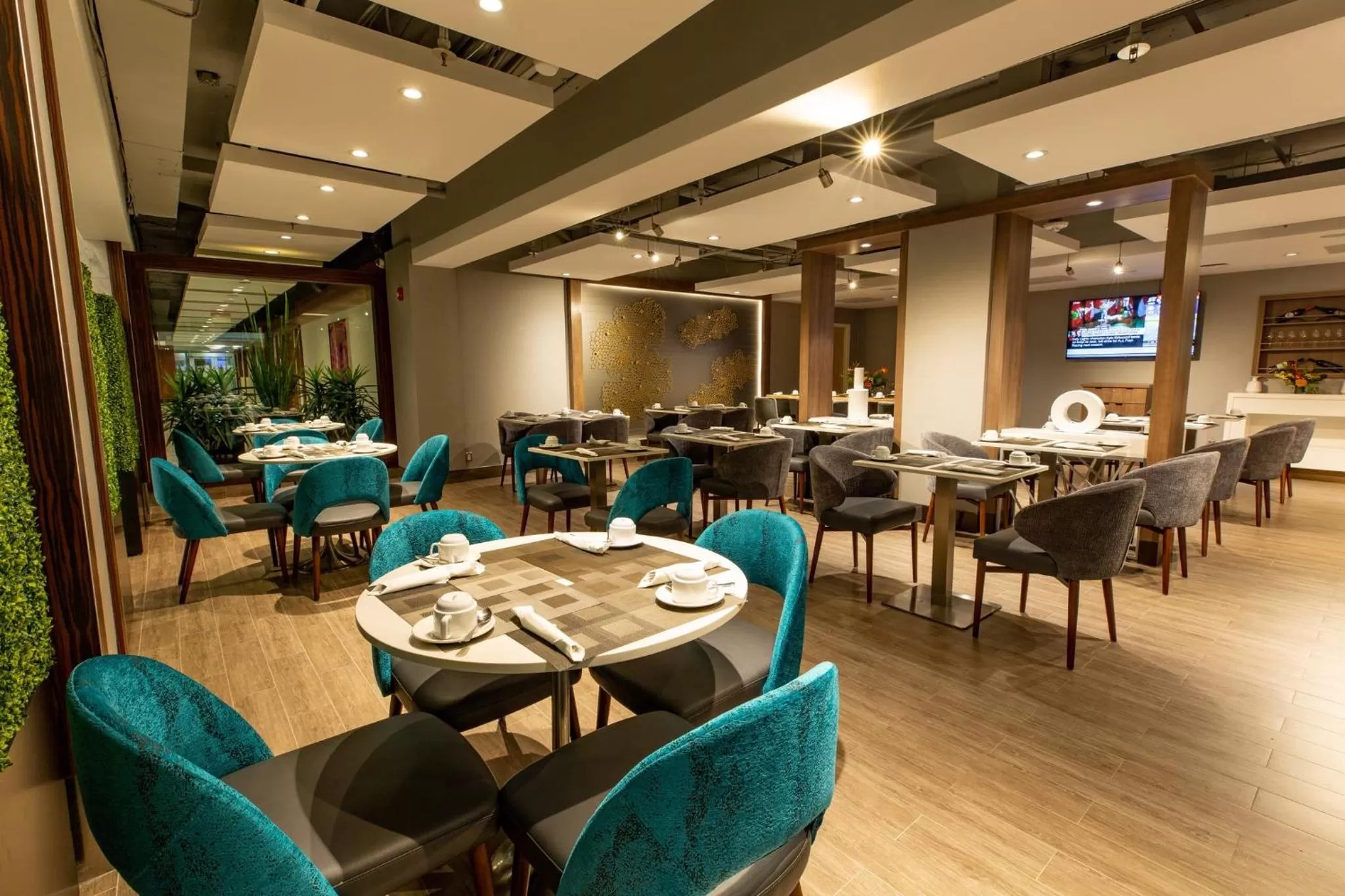 Restaurant/places to eat in Holiday Inn Toronto Downtown Centre by IHG