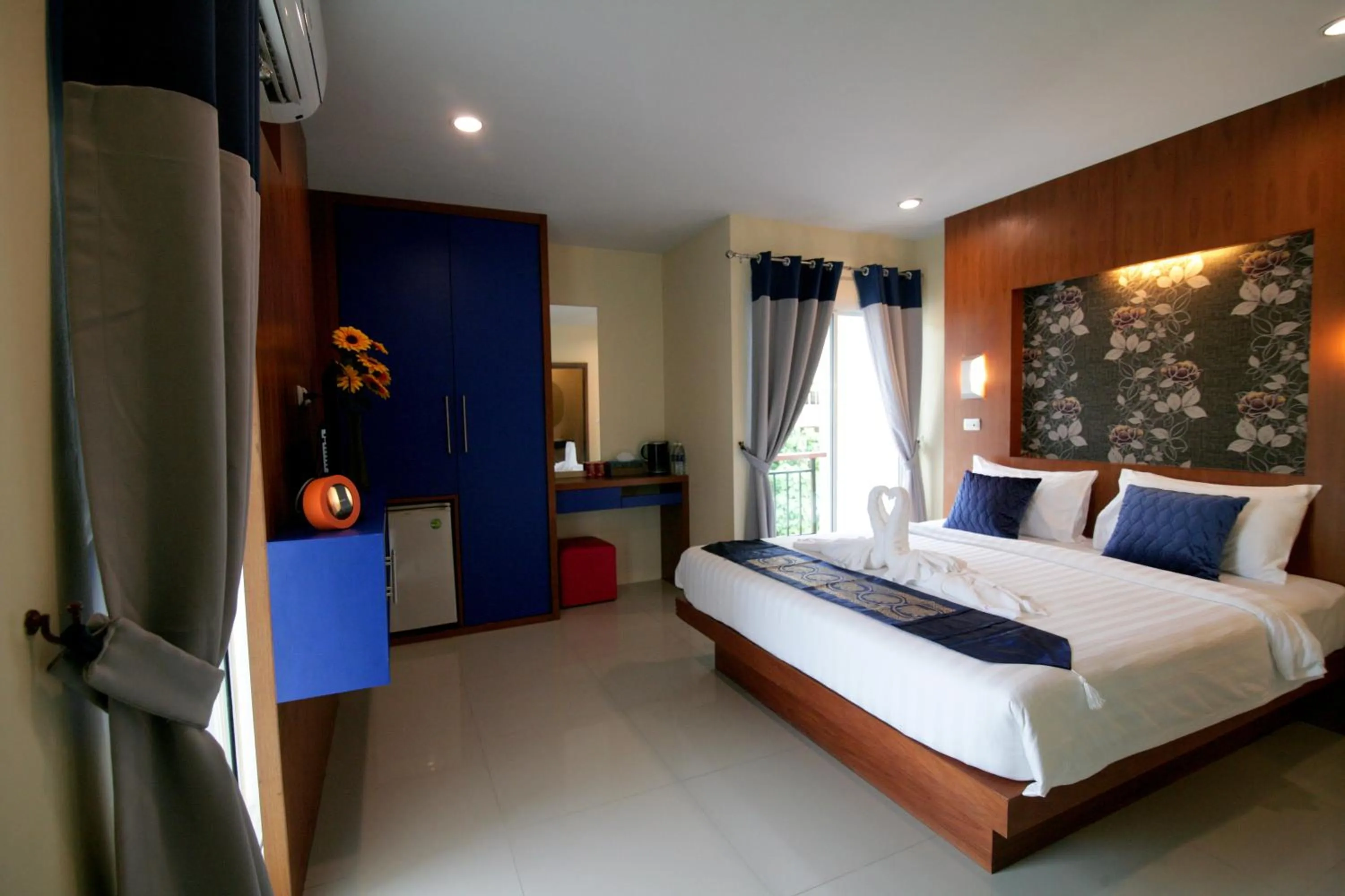 Photo of the whole room, Bed in Calypso Patong Hotel