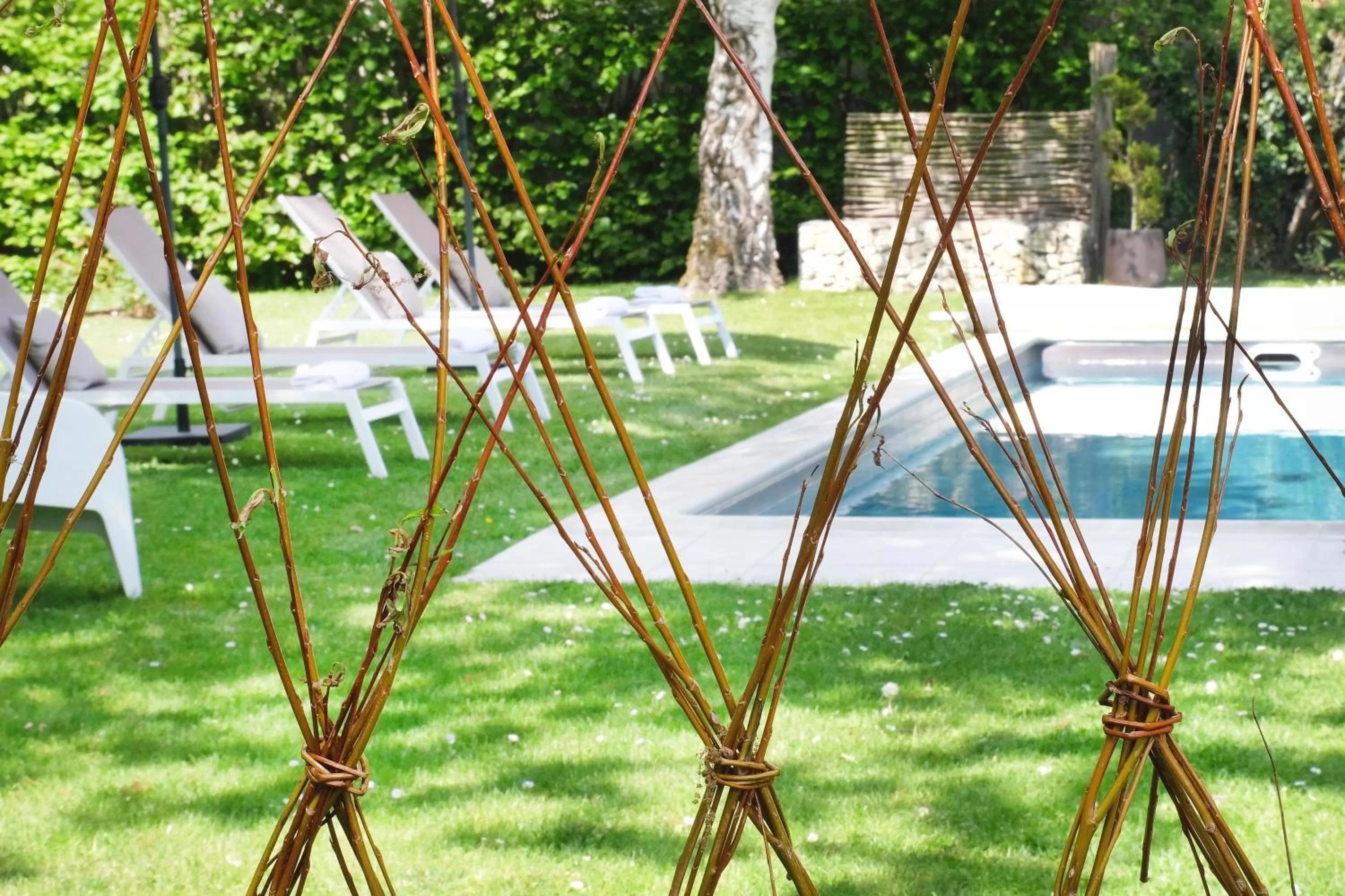 Pool view in L'Orme Blanchet